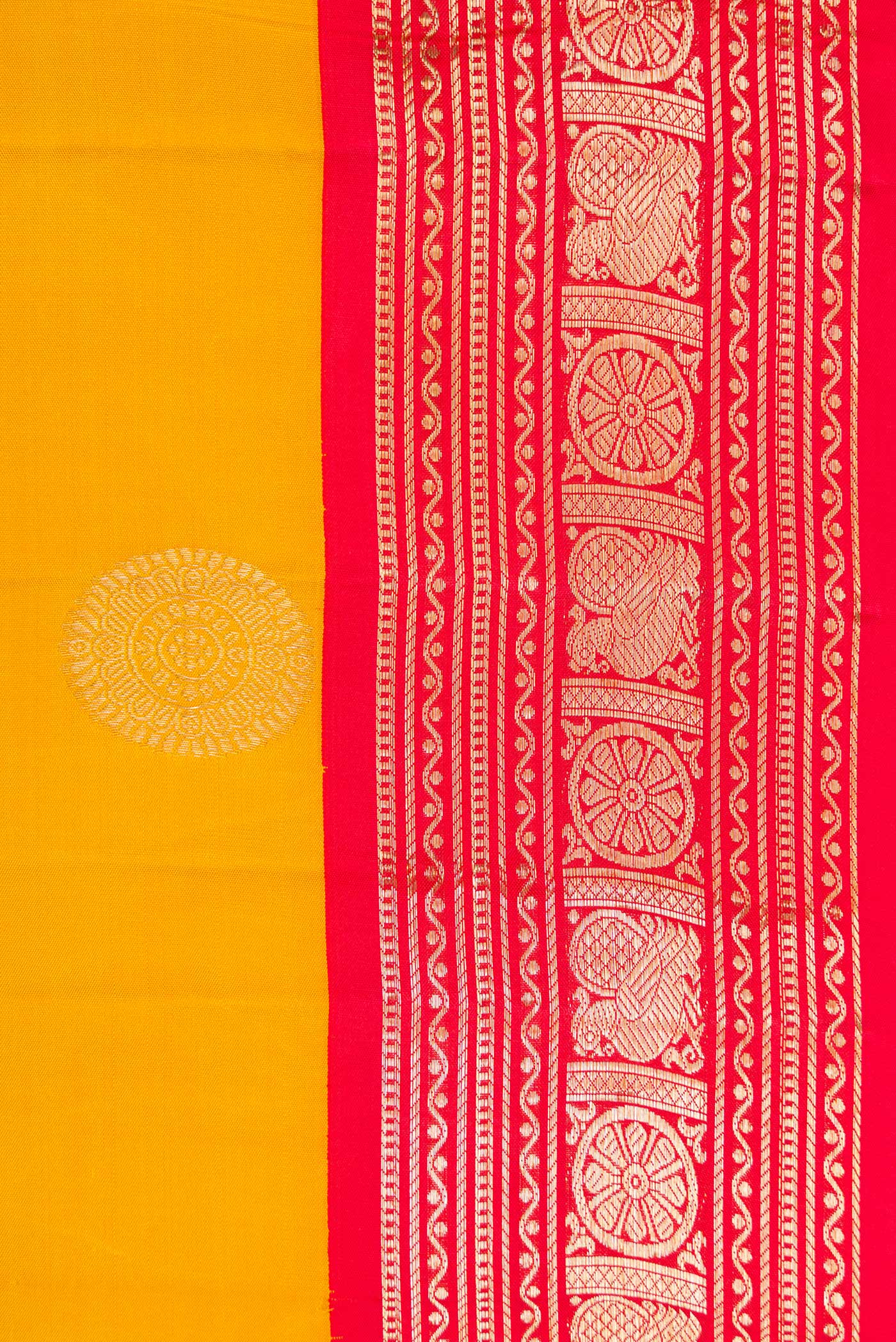 Border image of Yellow Dual Tone Kanchipuram Silk Saree with Zari Butta on the body and Zari Border. 