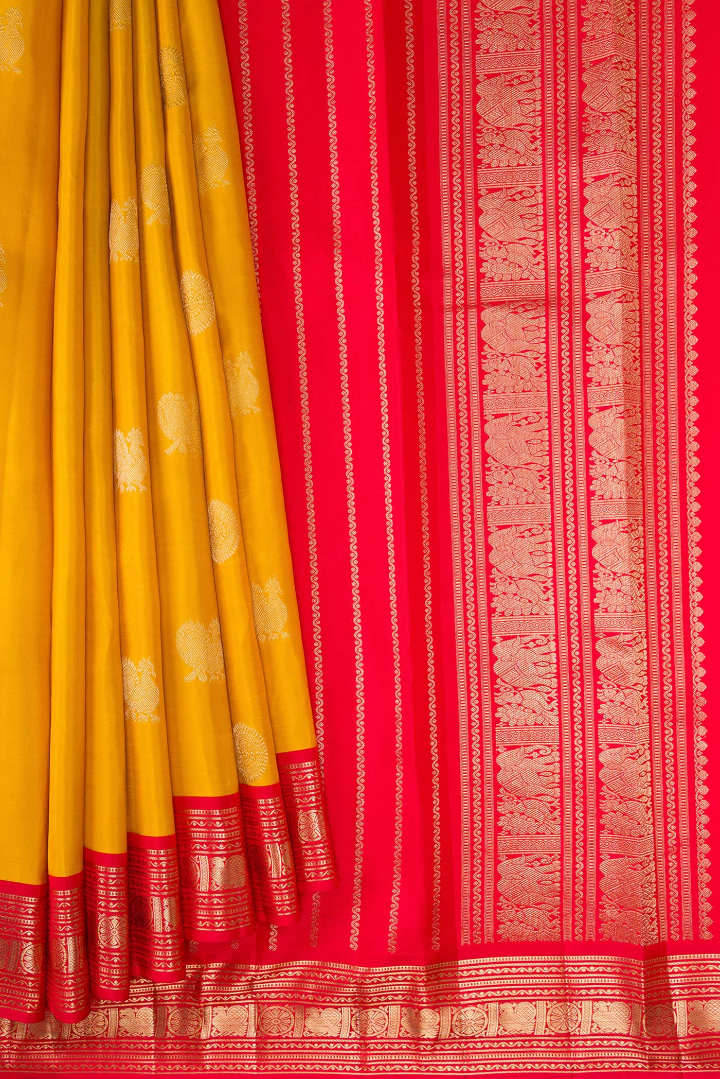 Pleats and pallu of Yellow Dual Tone Kanchipuram Silk Saree with Zari Butta on the body and Zari Border. 