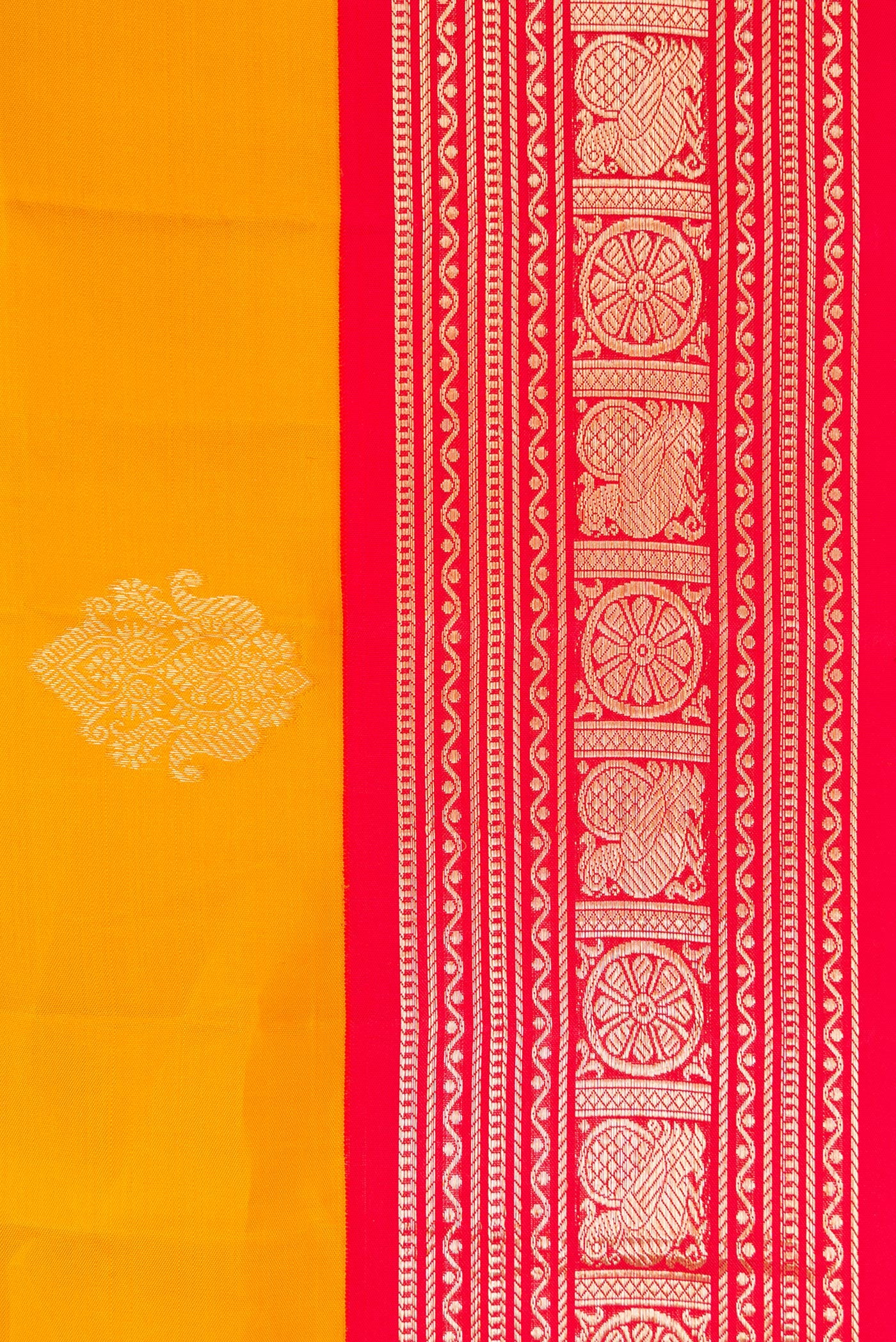 Border image of Yellow Dual Tone Kanchipuram Silk Saree with Zari Butta on the body and Zari Border. 