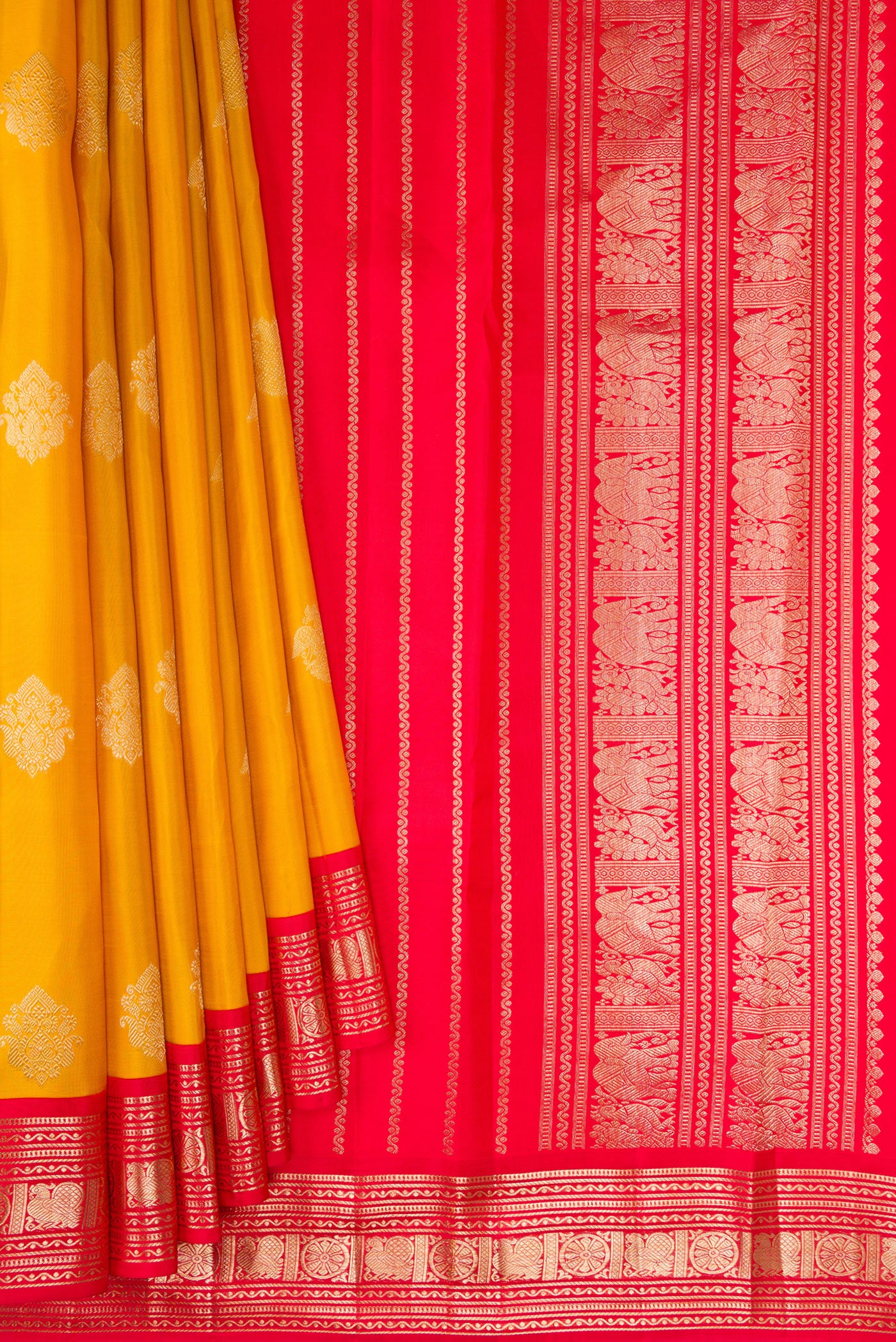 Pleats and pallu of Yellow Dual Tone Kanchipuram Silk Saree with Zari Butta on the body and Zari Border. 