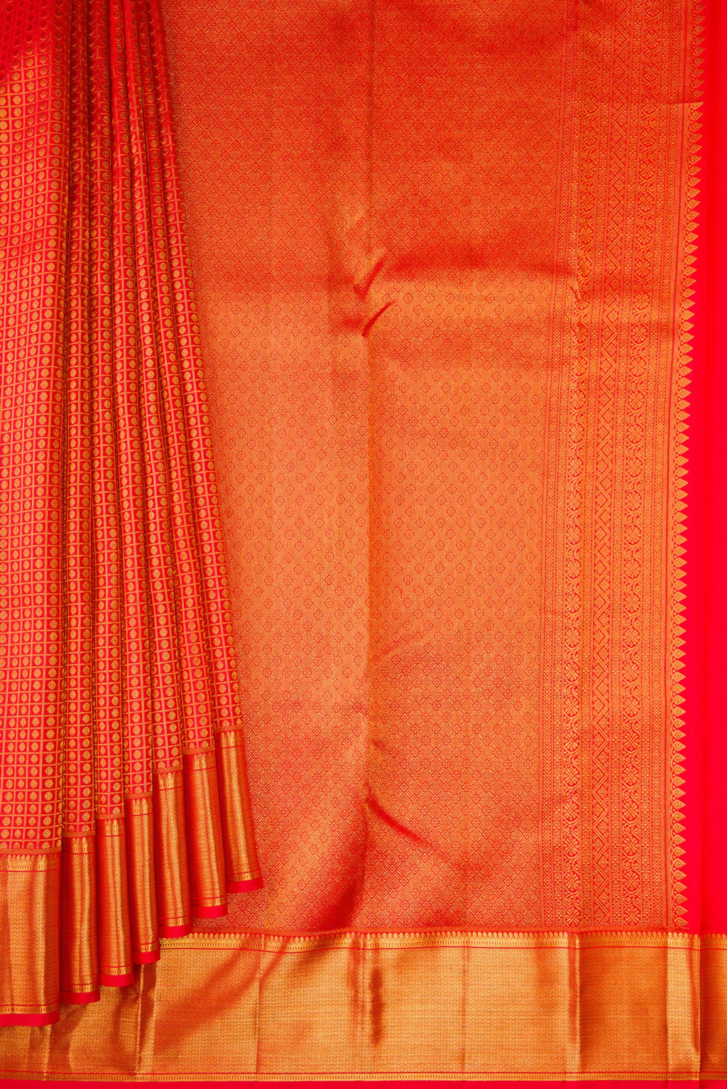 Pleats and pallu of Red Dual Tone Kanchipuram Silk Saree with Zari Brocade on the body and Zari Border. 
