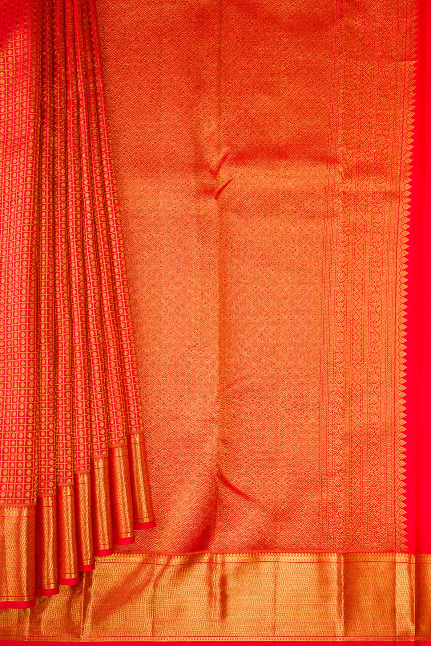 Pleats and pallu of Red Dual Tone Kanchipuram Silk Saree with Zari Brocade on the body and Zari Border. 
