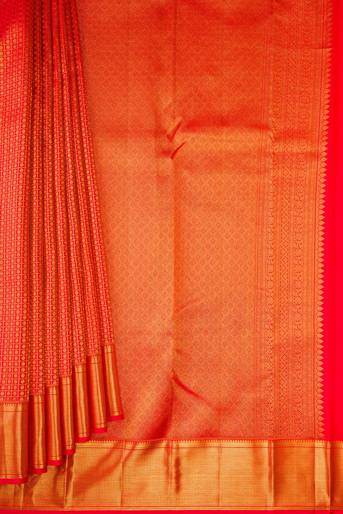 Pleats and pallu of Red Dual Tone Kanchipuram Silk Saree with Zari Brocade on the body and Zari Border. 