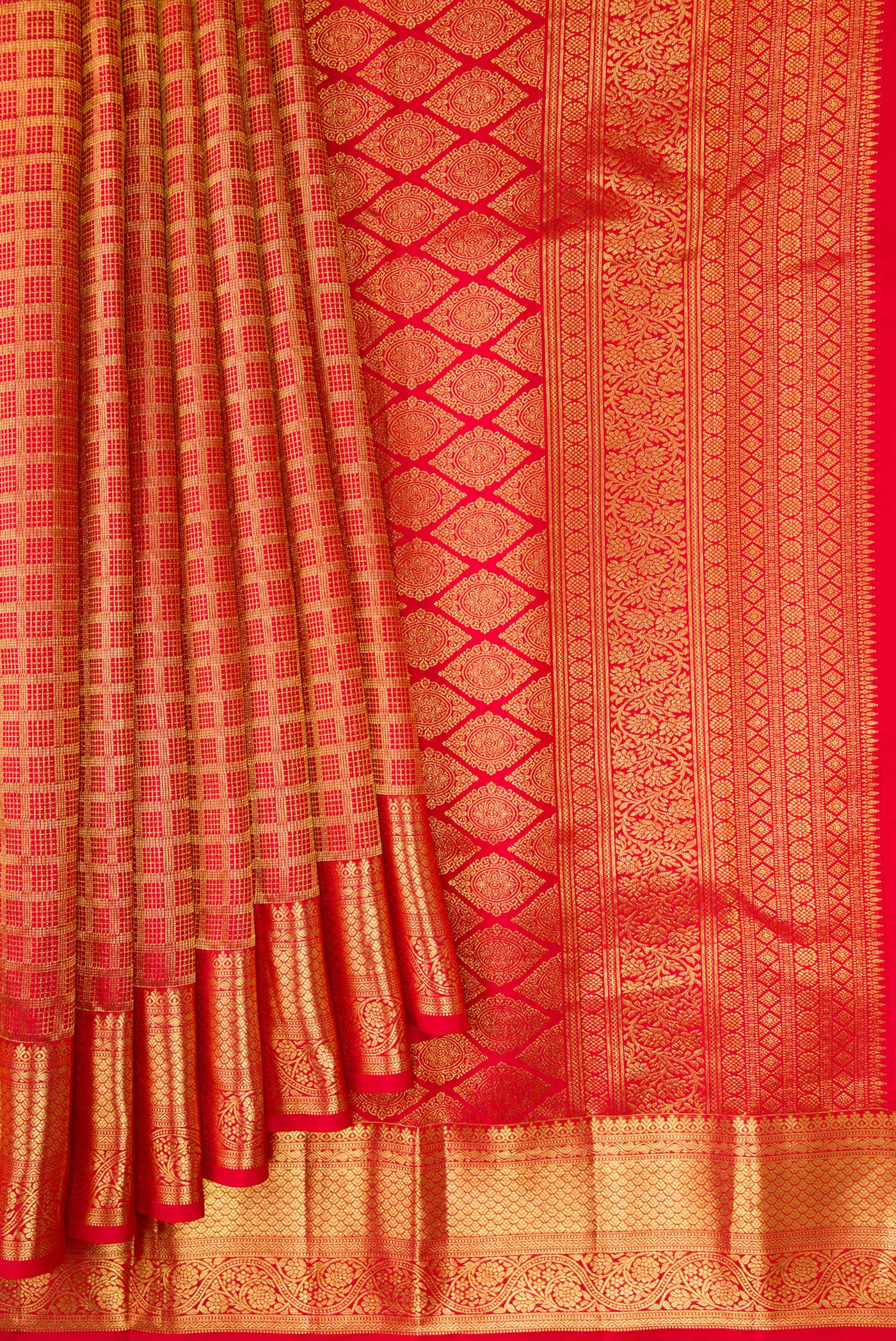 Pleats and pallu of Red Dual Tone Kanchipuram Silk Saree with Zari Brocade on the body and Zari Border. 