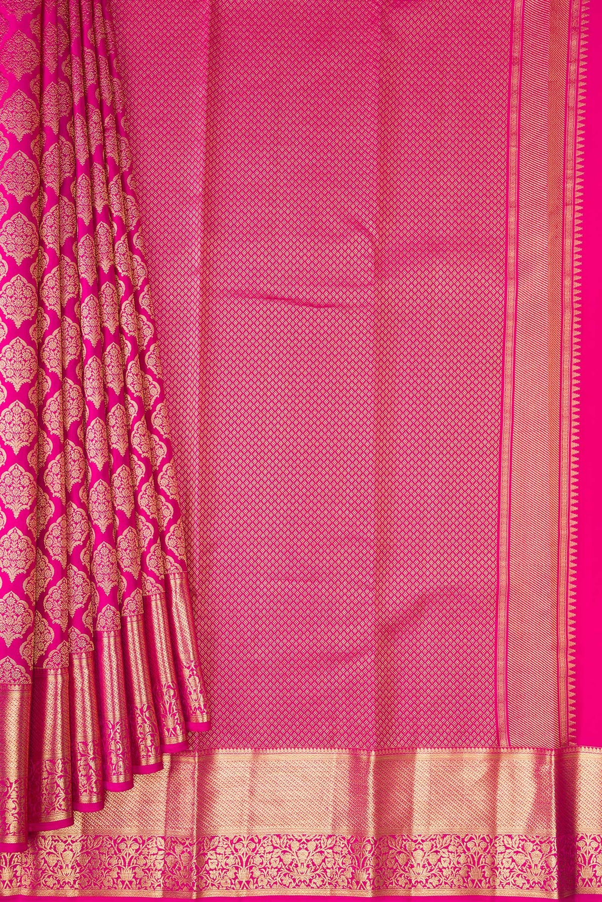 Pleats and pallu of Pink Dual Tone Kanchipuram Silk Saree with Zari Brocade on the body and Zari Border. 