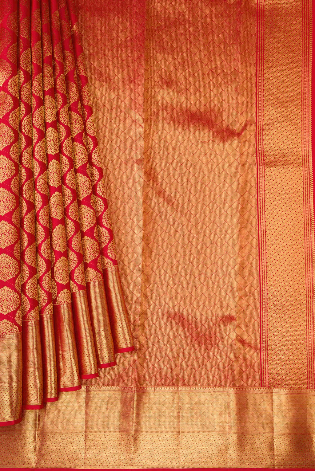 Pleats and pallu of Red Dual Tone Kanchipuram Silk Saree with Zari Brocade on the body and Zari Border. 