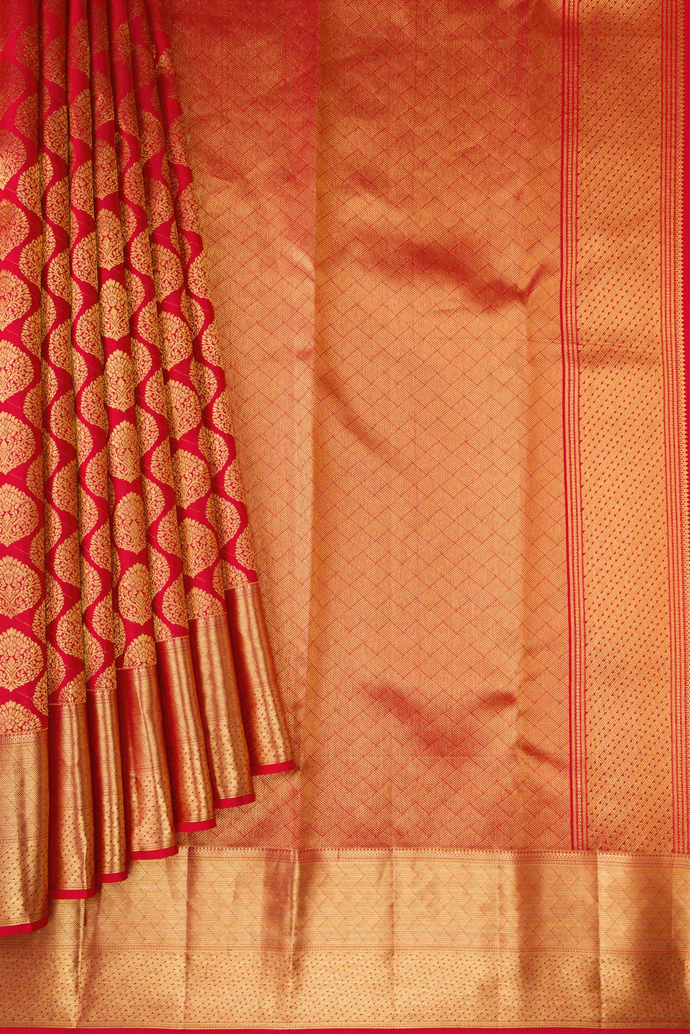 Pleats and pallu of Red Dual Tone Kanchipuram Silk Saree with Zari Brocade on the body and Zari Border. 