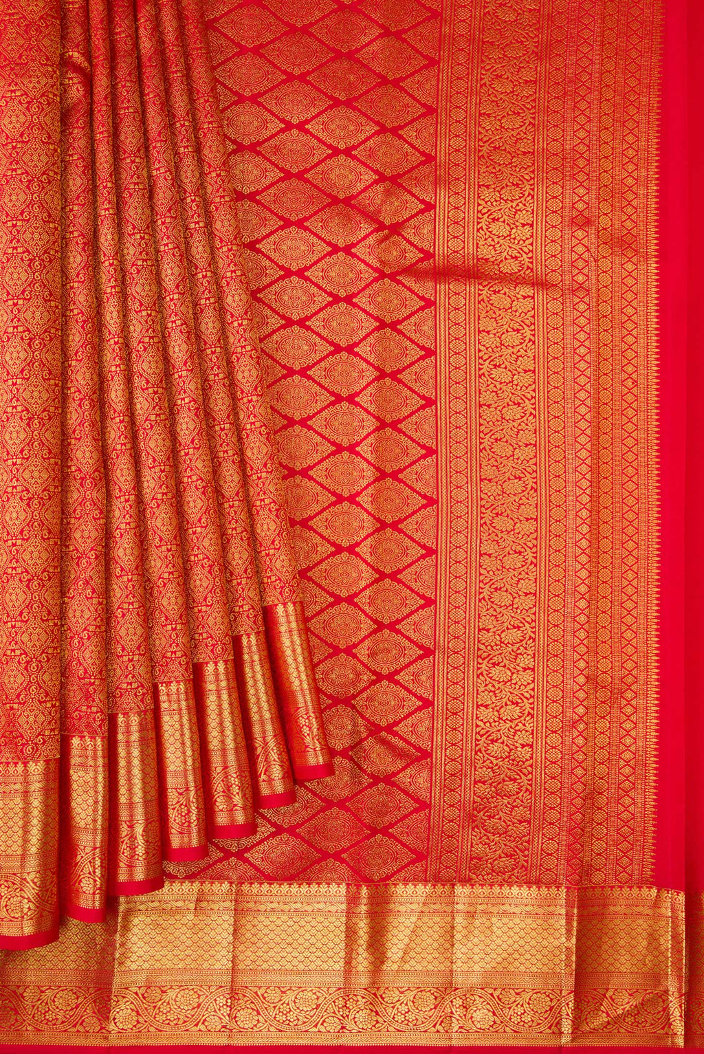 Pleats and pallu of Red Dual Tone Kanchipuram Silk Saree with Zari Brocade on the body and Zari Border. 