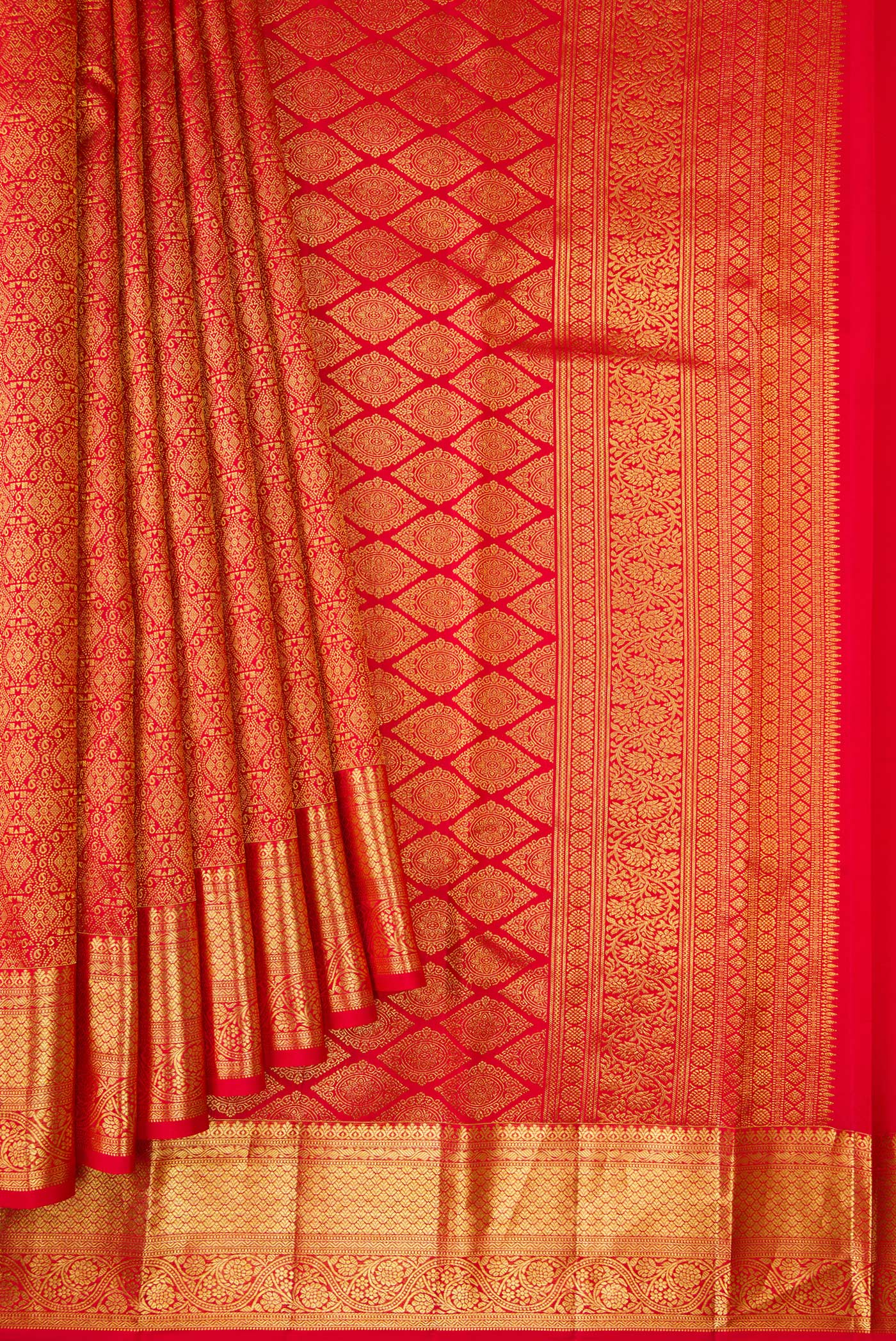 Pleats and pallu of Red Dual Tone Kanchipuram Silk Saree with Zari Brocade on the body and Zari Border. 
