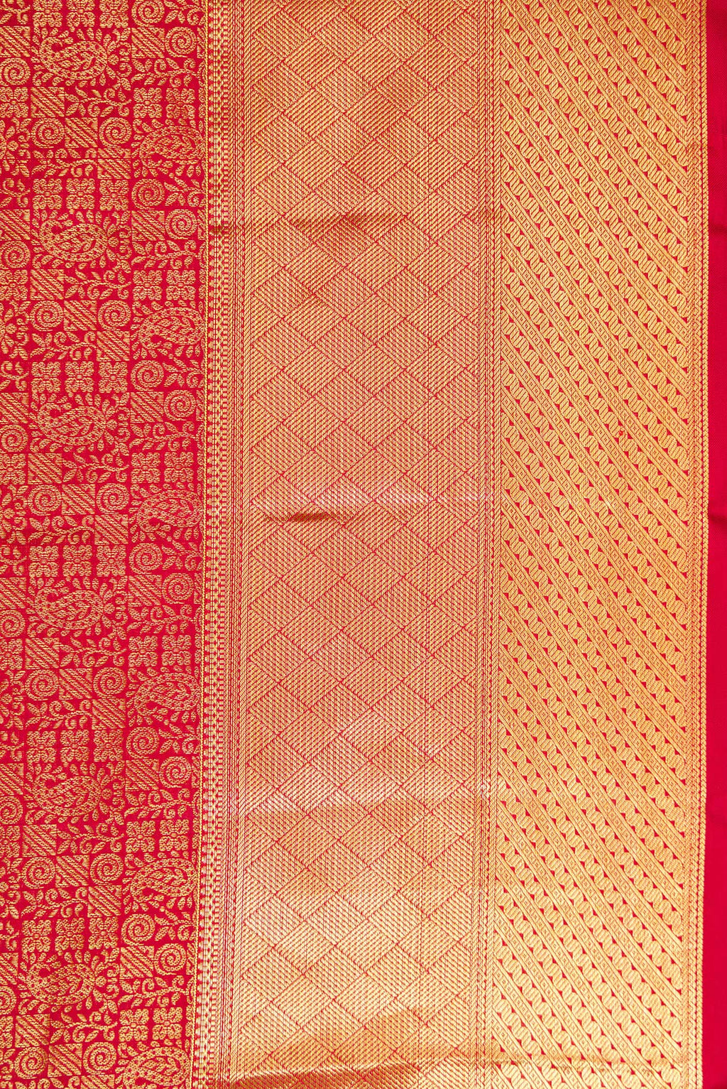 Border image of Maroon Dual Tone Kanchipuram Silk Saree with Zari Brocade on the body and Zari Border. 