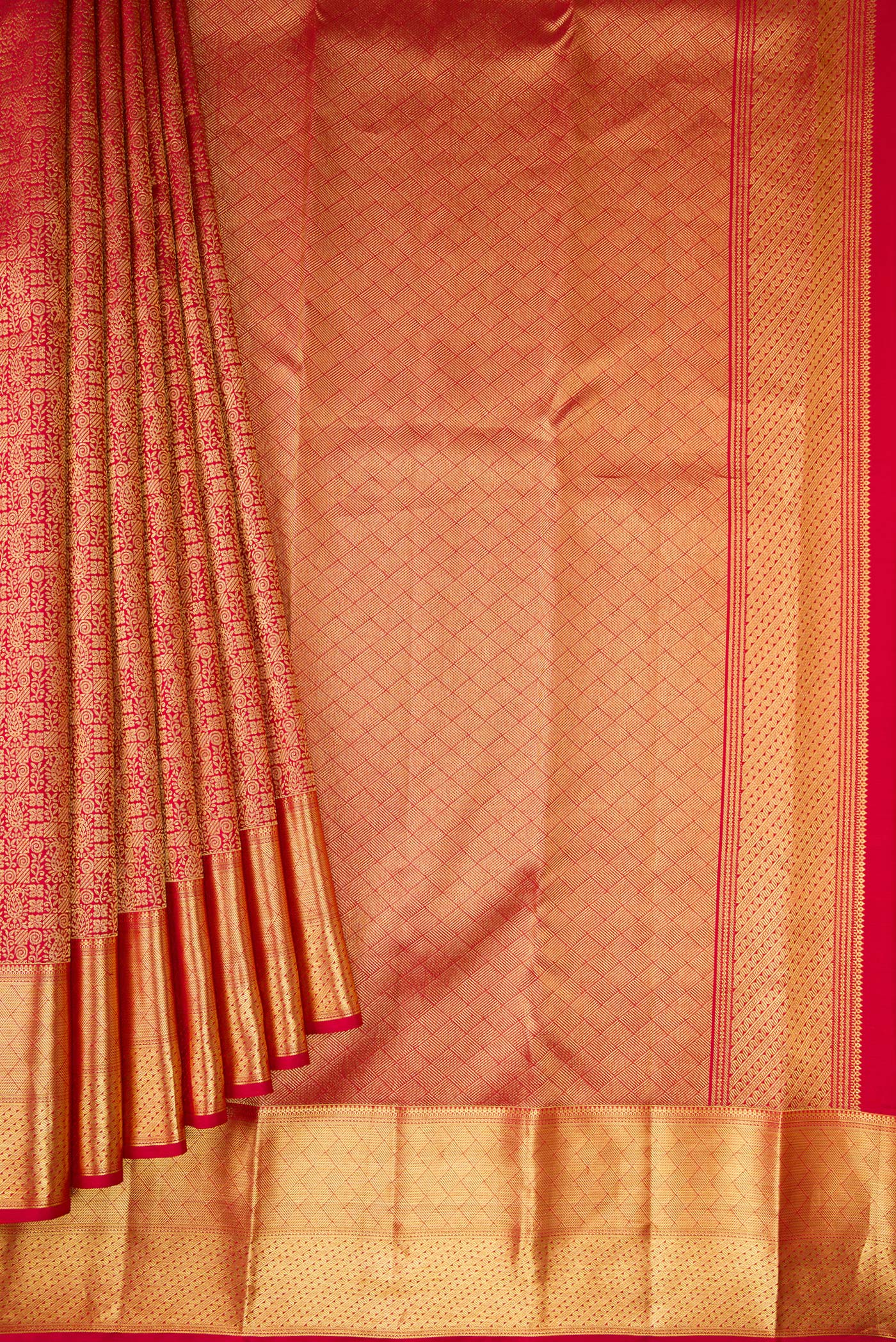 Pleats and pallu of Maroon Dual Tone Kanchipuram Silk Saree with Zari Brocade on the body and Zari Border. 