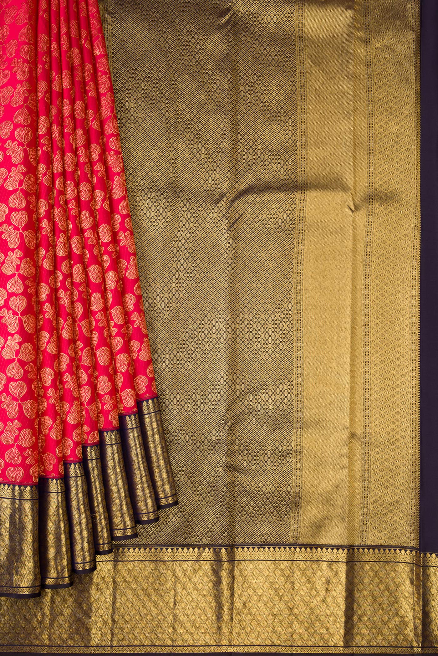 Pleats and pallu of Dark Pink Dual Tone Kanchipuram Silk Saree with Zari Brocade on the body and Zari Border. 