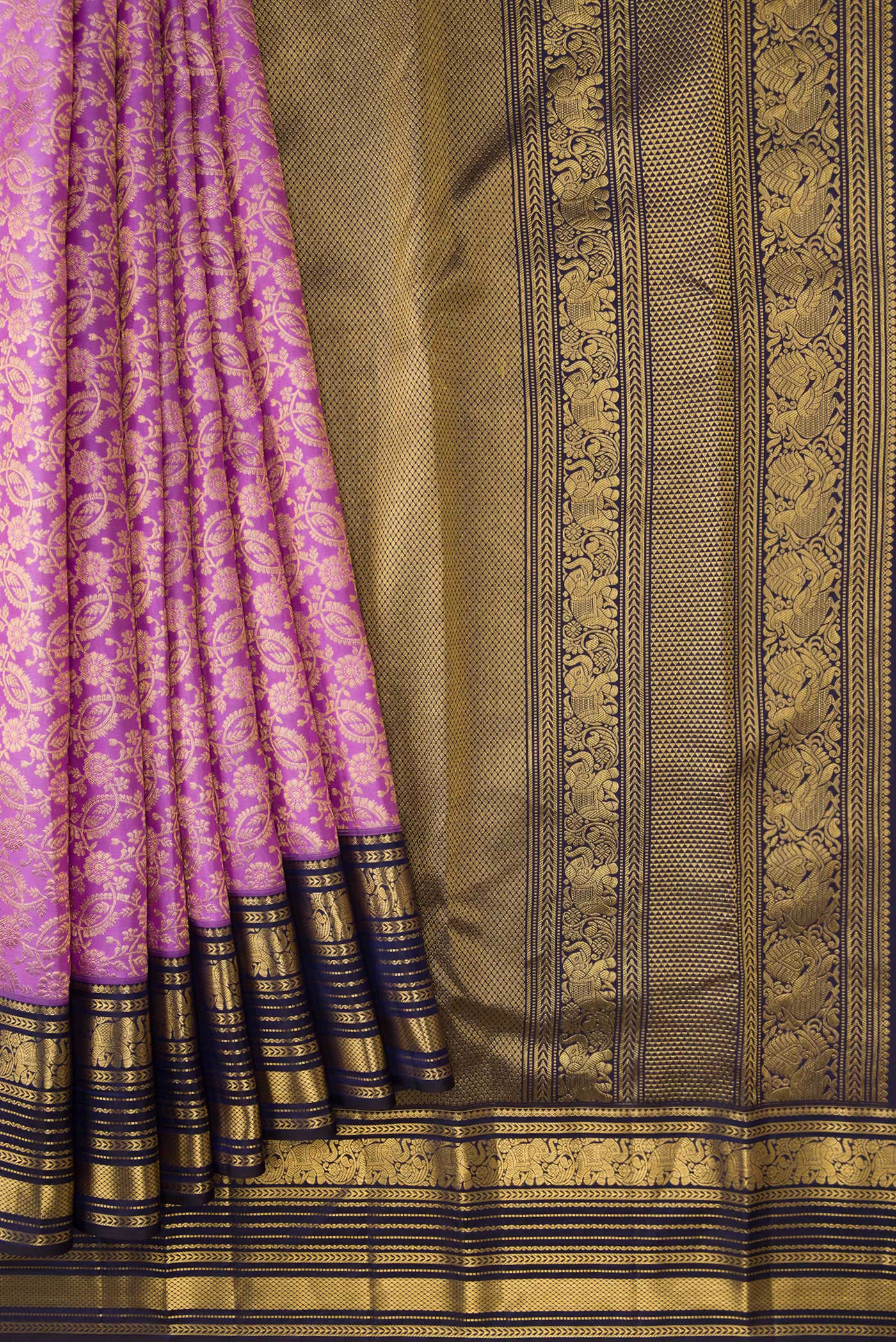 Pleats and pallu of Lavender Dual Tone Kanchipuram Silk Saree with Zari Brocade on the body and Zari Border. 