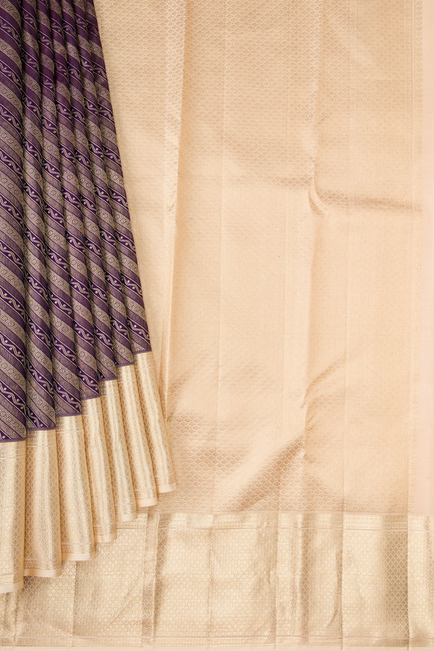 Pleats and pallu of Purple Dual Tone Kanchipuram Silk Saree with Zari Brocade on the body and Zari Border. 