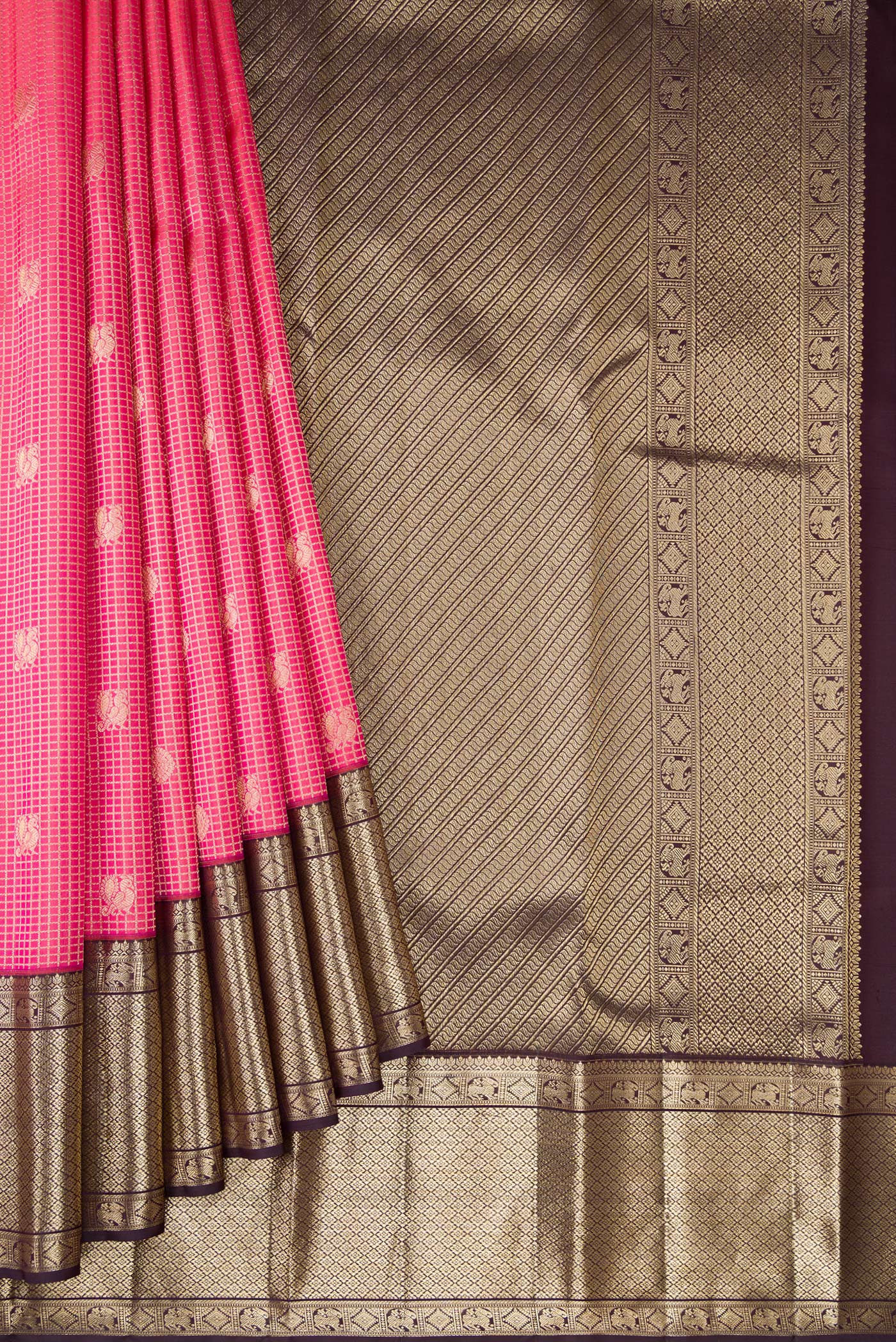 Pleats and pallu of Pink Dual Tone Kanchipuram Silk Saree with Checked design on the body and Zari Border. 