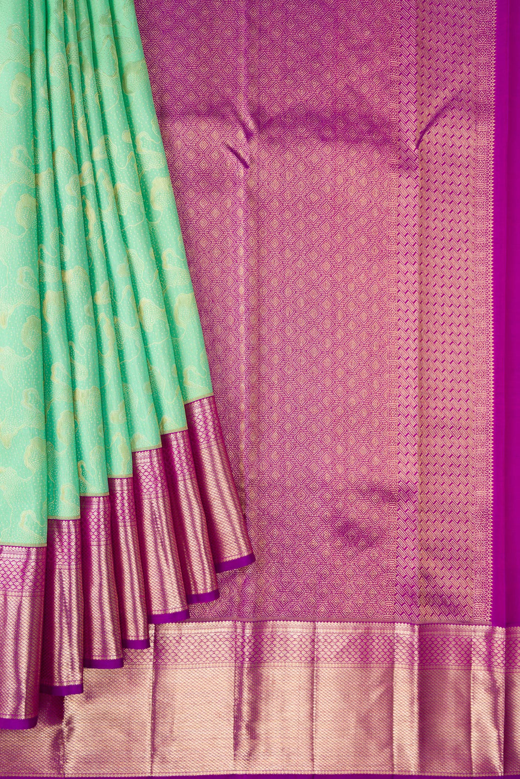 Pleats and pallu of Sea Green Dual Tone Kanchipuram Silk Saree with Zari Brocade on the body and Zari Border. 