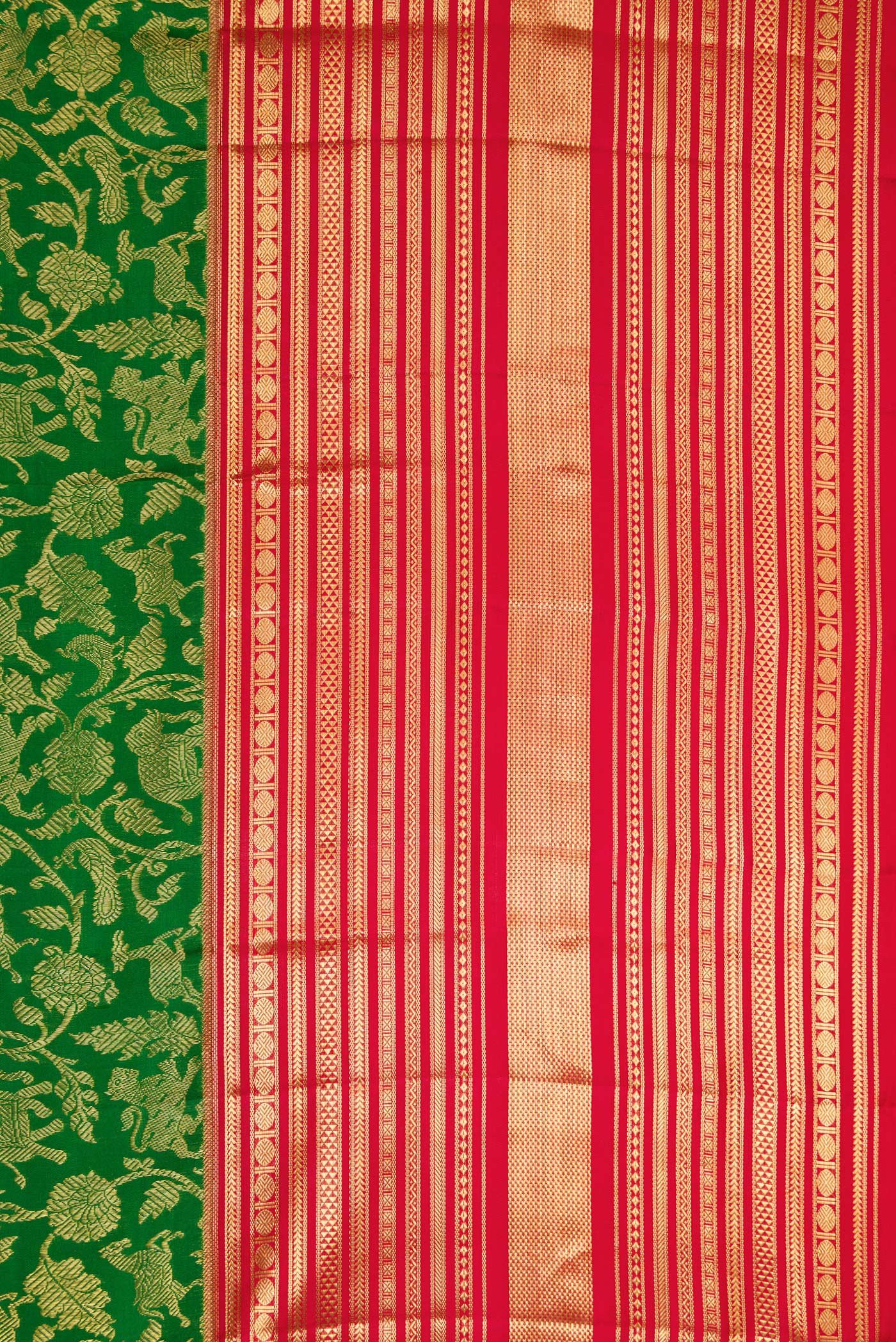 Border image of Bottle Green Dual Tone Kanchipuram Silk Saree with Zari Brocade on the body and Zari Border. 