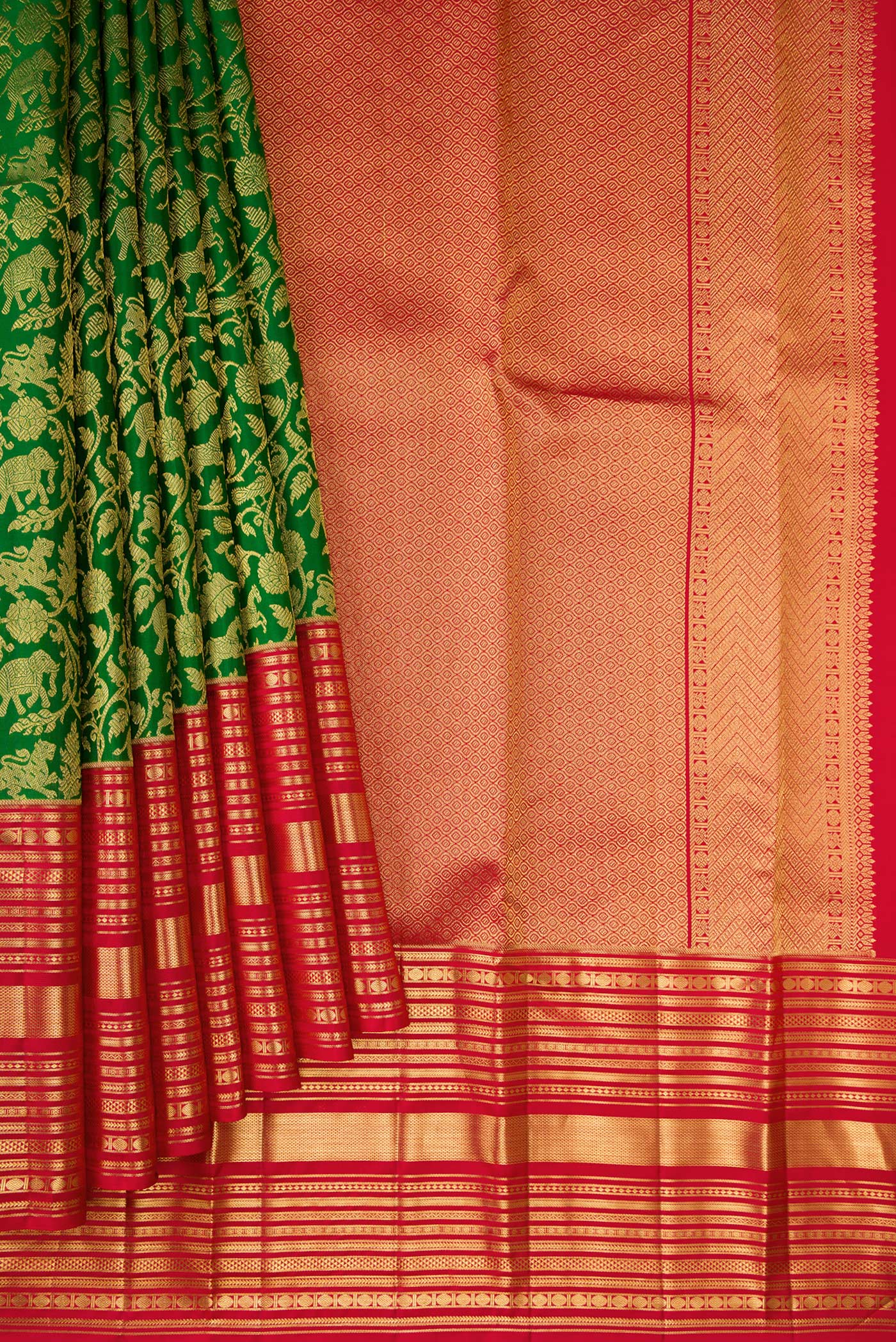 Pleats and pallu of Bottle Green Dual Tone Kanchipuram Silk Saree with Zari Brocade on the body and Zari Border. 