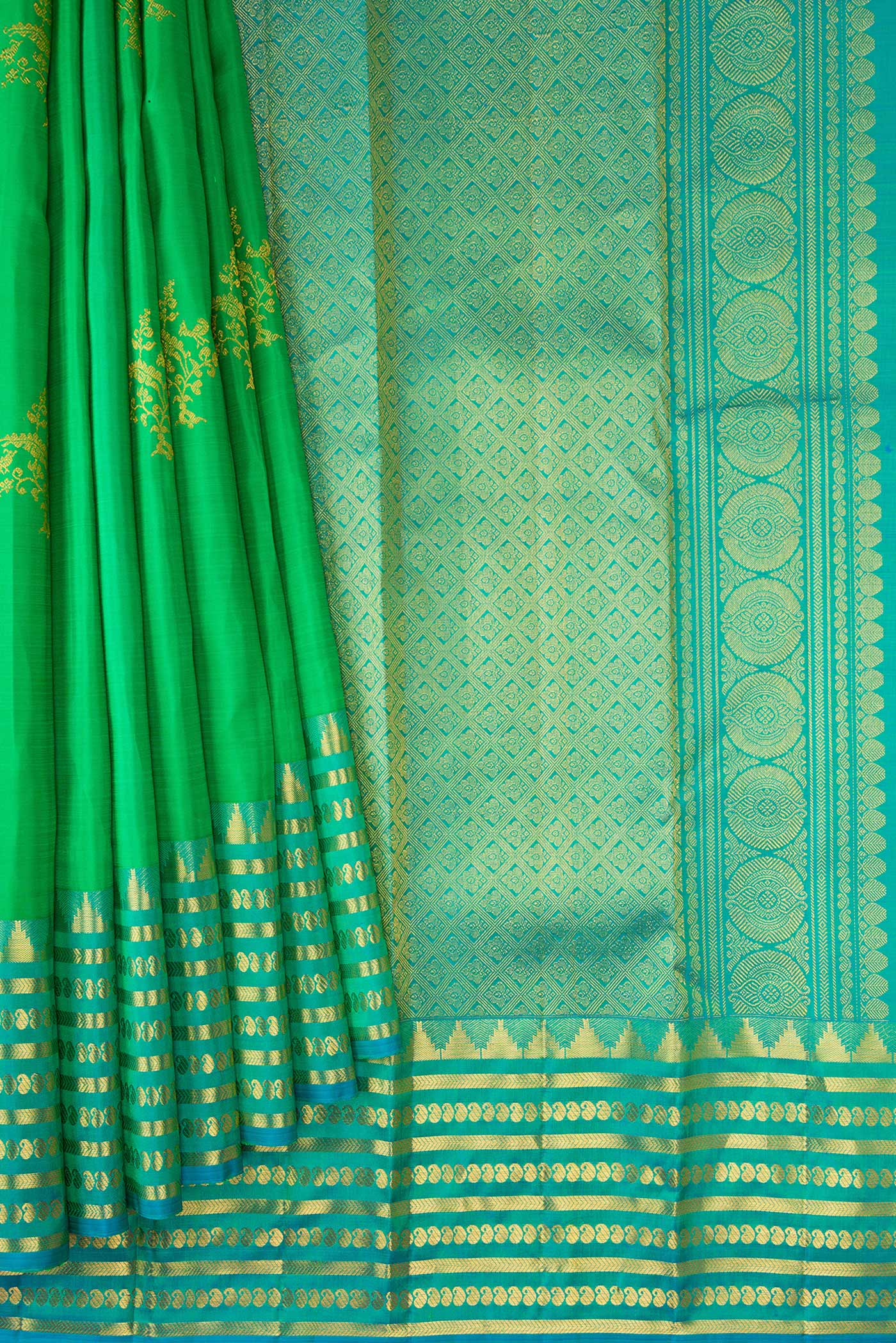 Pleats and pallu of Green Dual Tone Kanchipuram Silk Saree with Zari Butta on the body and Zari Border. 