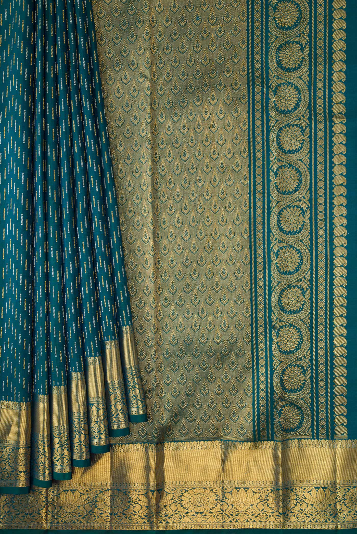 Pleats and pallu of Green Dual Tone Kanjivaram Silk Saree with Zari Brocade on the body and Zari Border. 