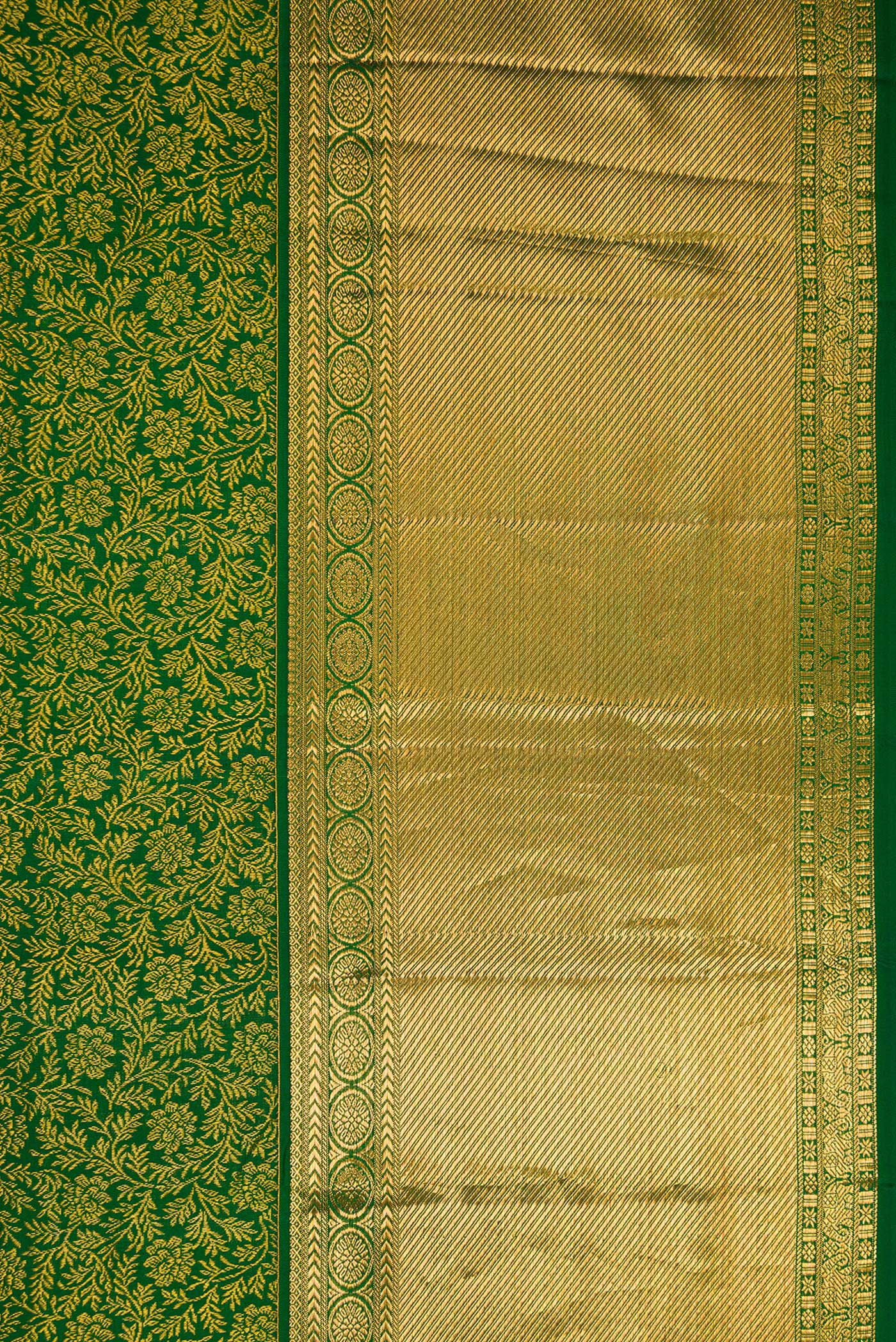 Border image of Bottle Green Dual Tone Kanchipuram Silk Saree with Zari Brocade on the body and Zari Border. 
