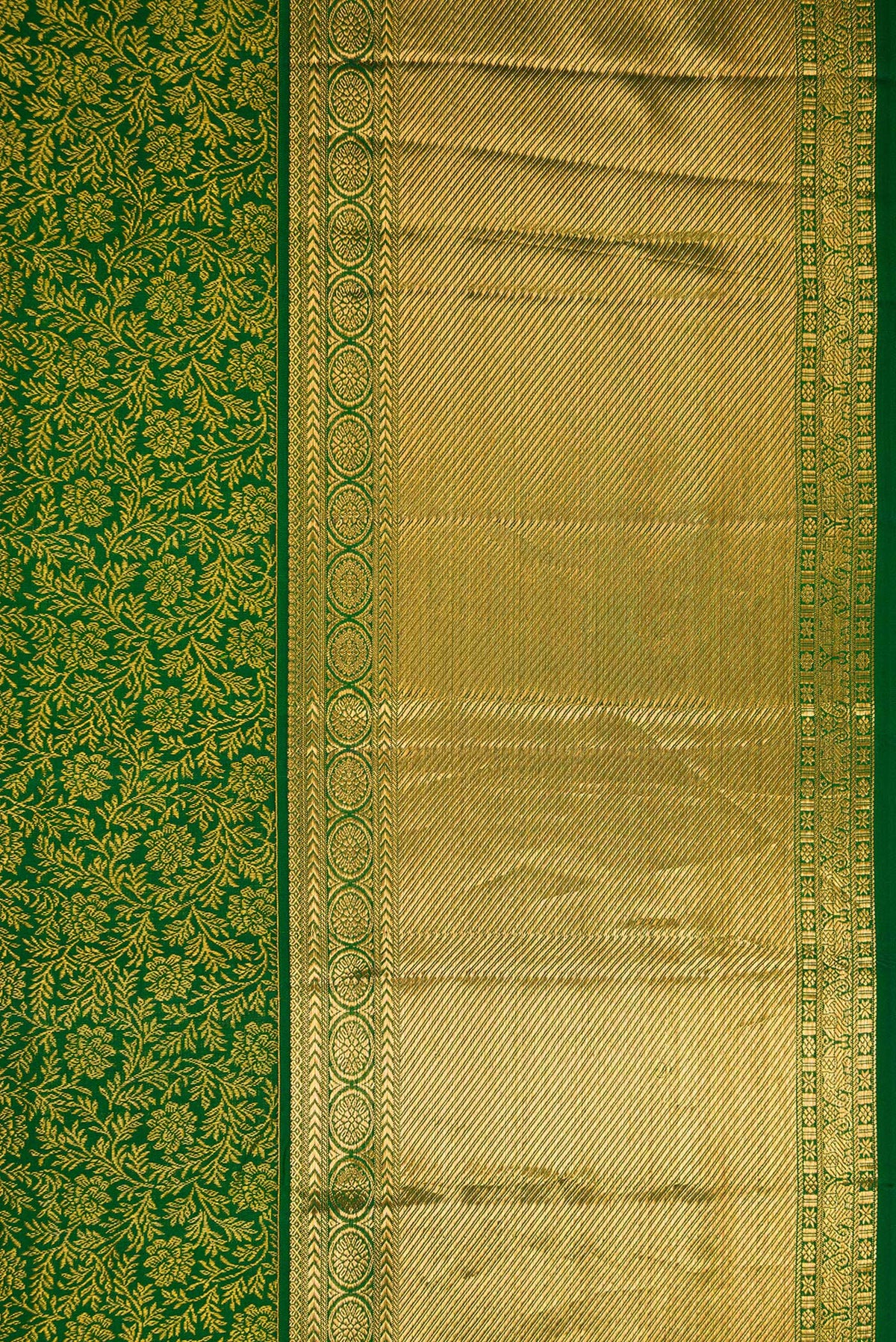 Border image of Bottle Green Dual Tone Kanchipuram Silk Saree with Zari Brocade on the body and Zari Border. 