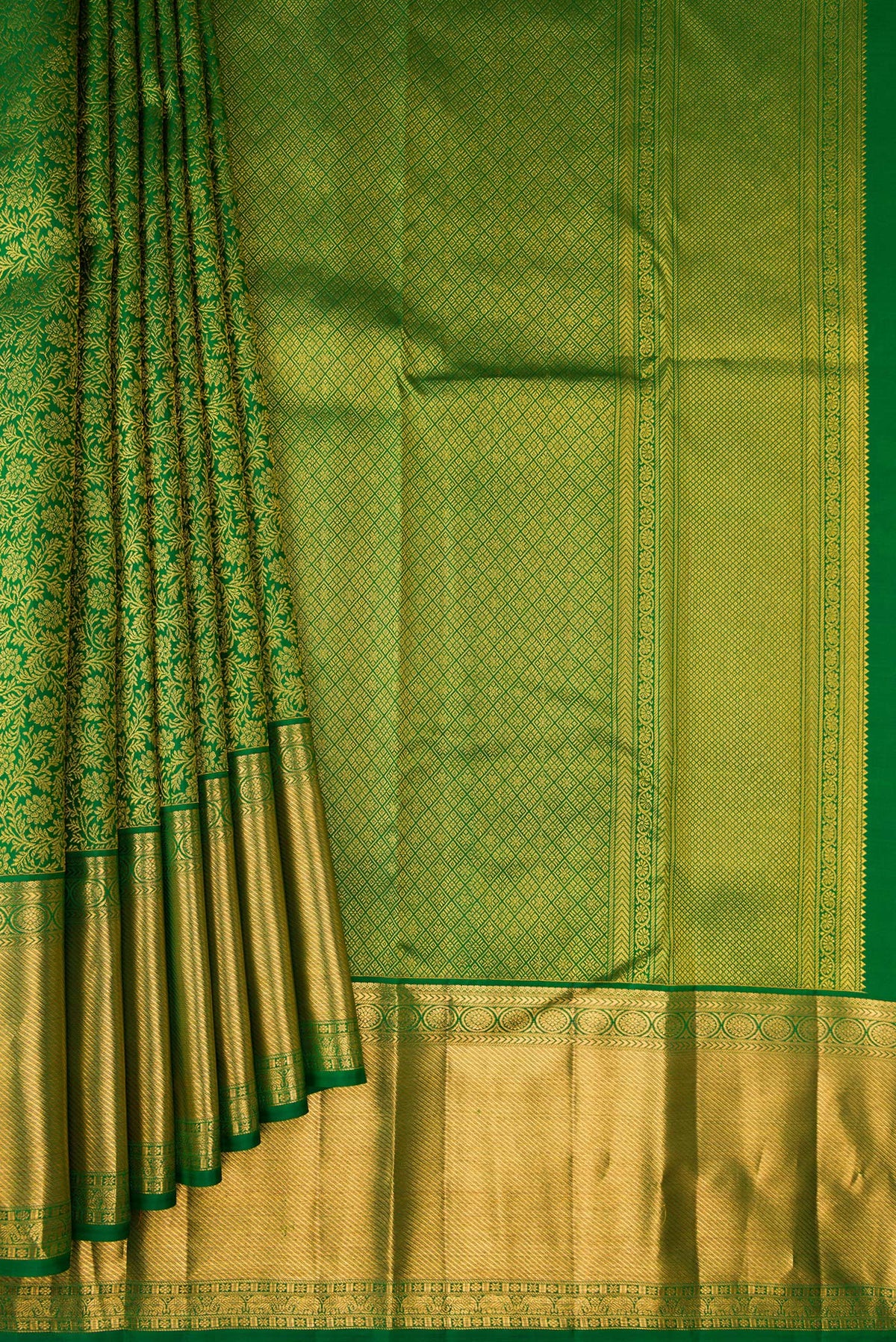 Pleats and pallu of Bottle Green Dual Tone Kanchipuram Silk Saree with Zari Brocade on the body and Zari Border. 