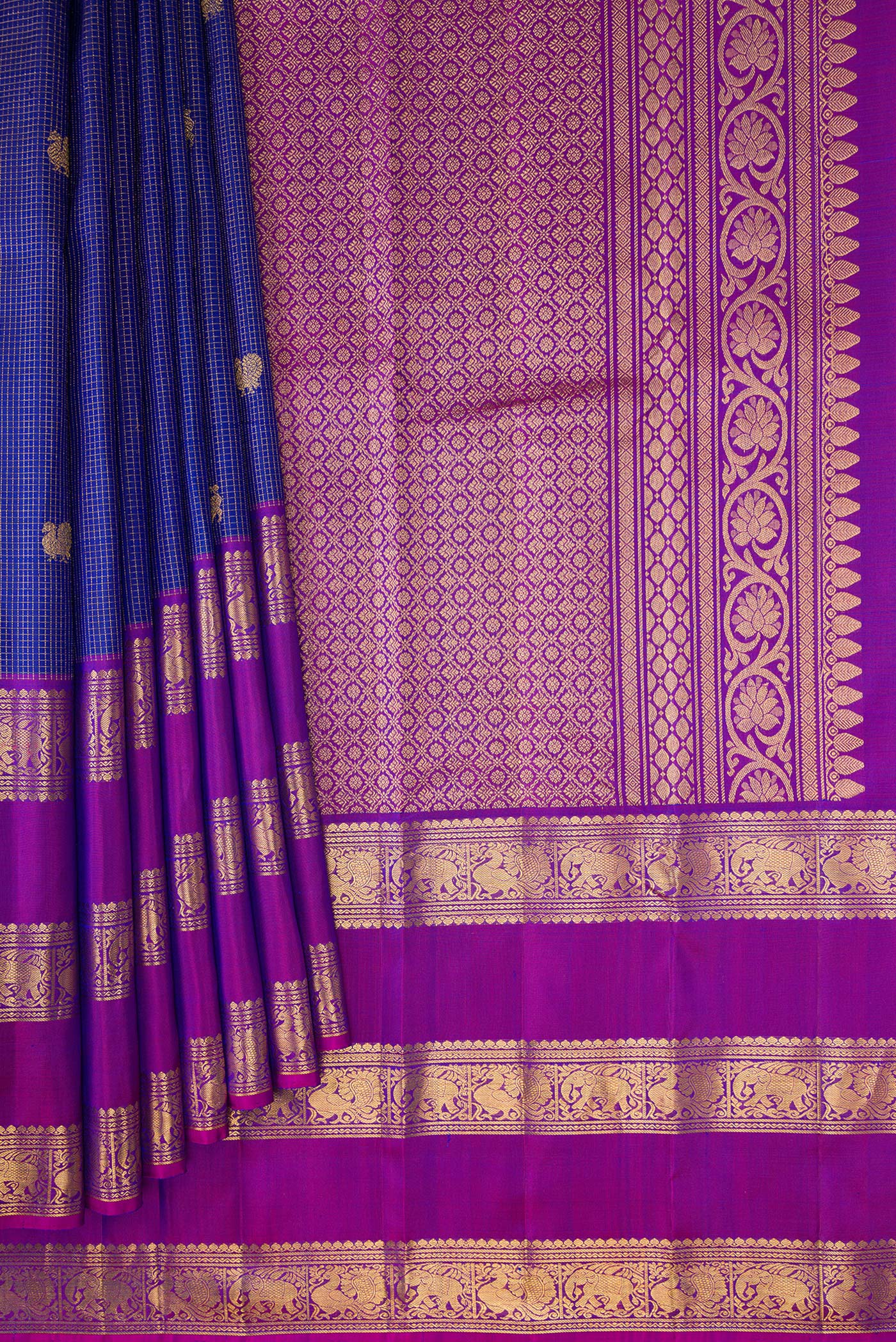 Pleats and pallu of Navy Blue Dual Tone Kanjivaram Silk Saree with Checked design on the body and Zari Border. 