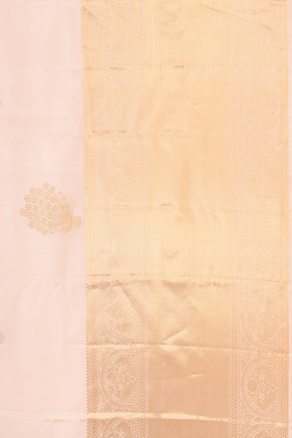 Border image of Peach Dual Tone Kanchipuram Silk Saree with Zari Butta on the body and Zari Border. 