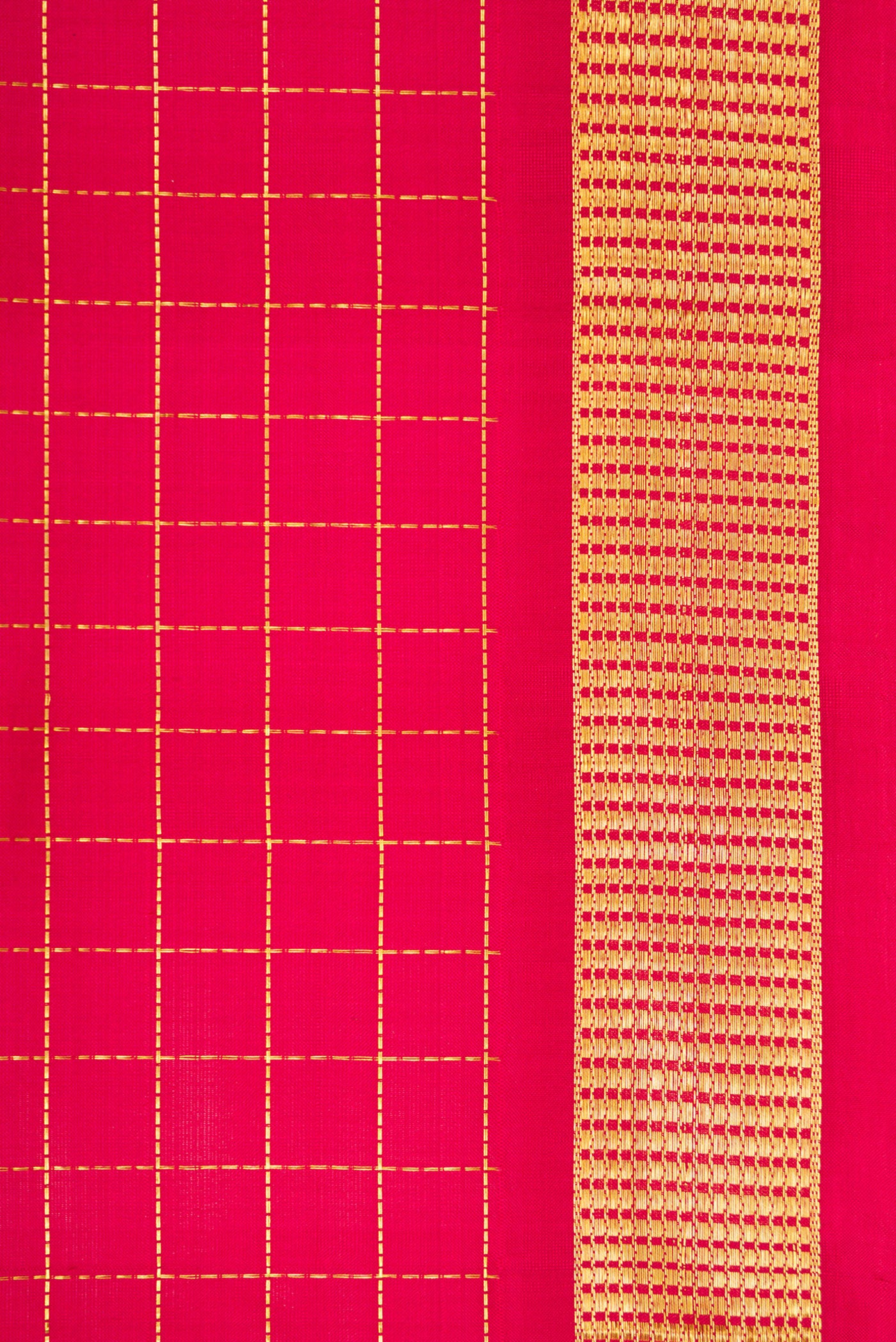 Border image of Maroon Dual Tone Kanchipuram Silk Nine Yards Saree with Checked design on the body and Zari Border. 