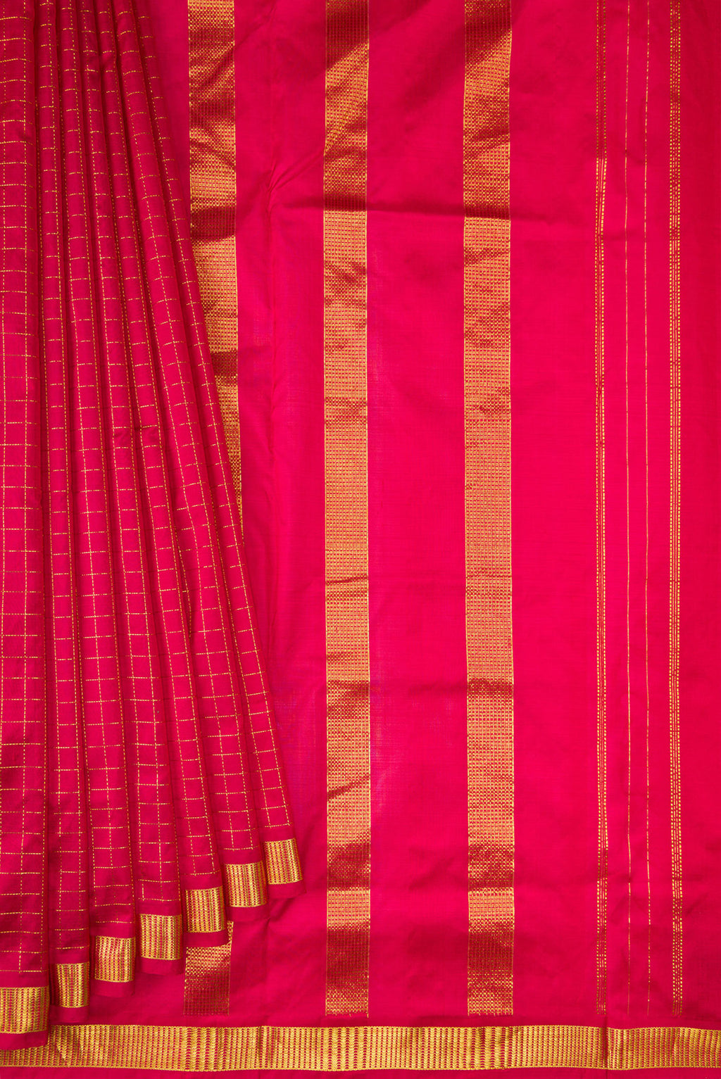 Pleats and pallu of Maroon Dual Tone Kanchipuram Silk Nine Yards Saree with Checked design on the body and Zari Border. 