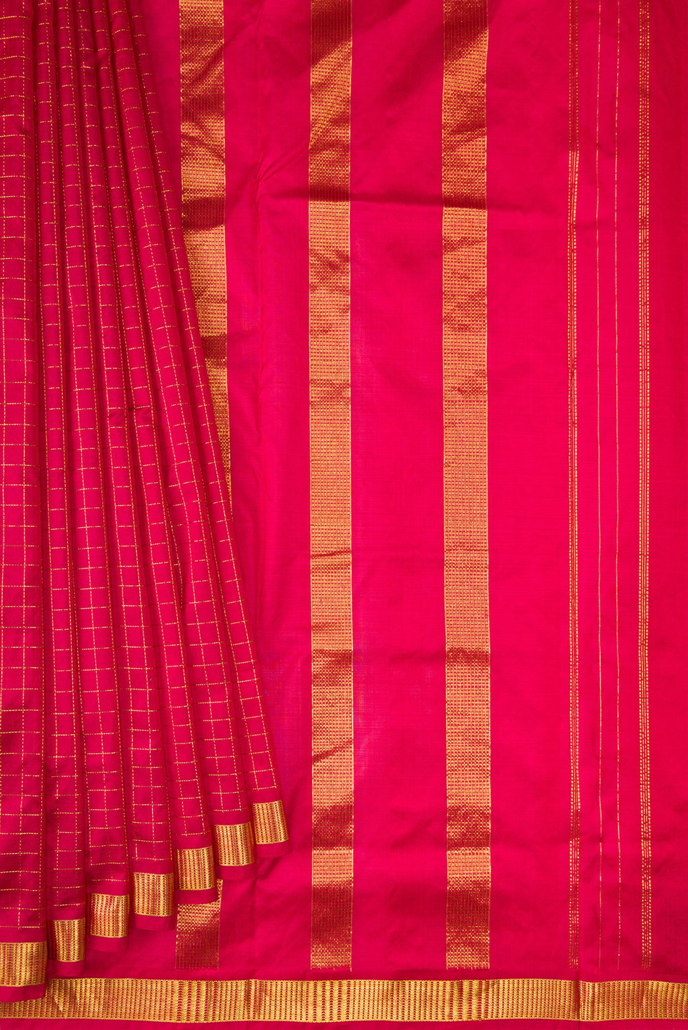 Pleats and pallu of Maroon Dual Tone Kanchipuram Silk Nine Yards Saree with Checked design on the body and Zari Border. 