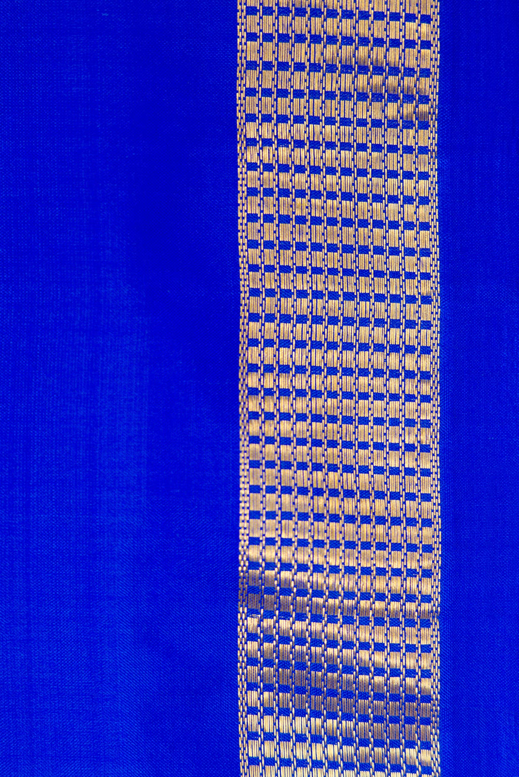 Border image of Royal Blue Dual Tone Kanjivaram Silk Nine Yards Saree with Plain Body and Zari Border. 
