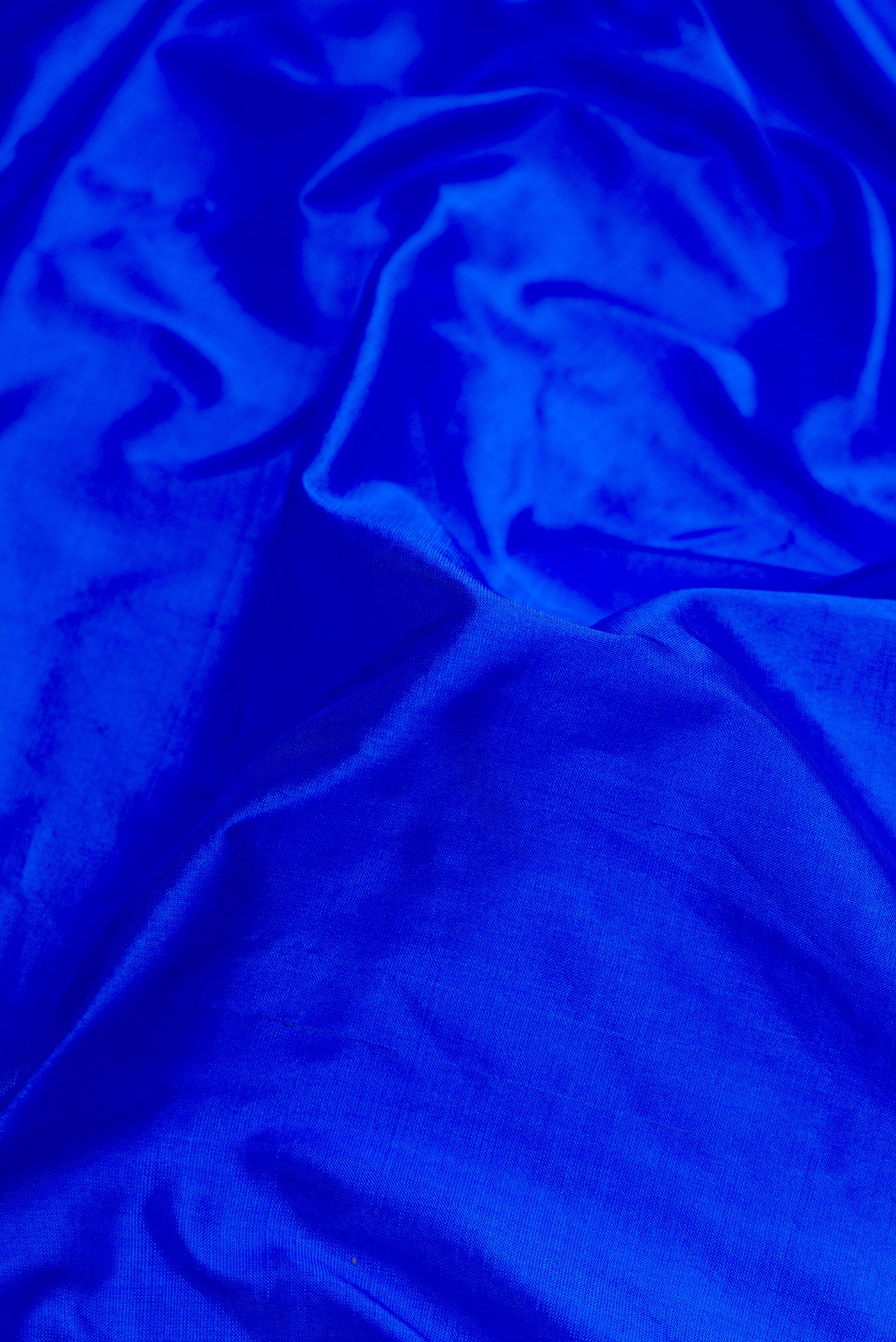 Close up of Royal Blue Dual Tone Kanjivaram Silk Nine Yards Saree with Plain Body and Zari Border.  displaying folds