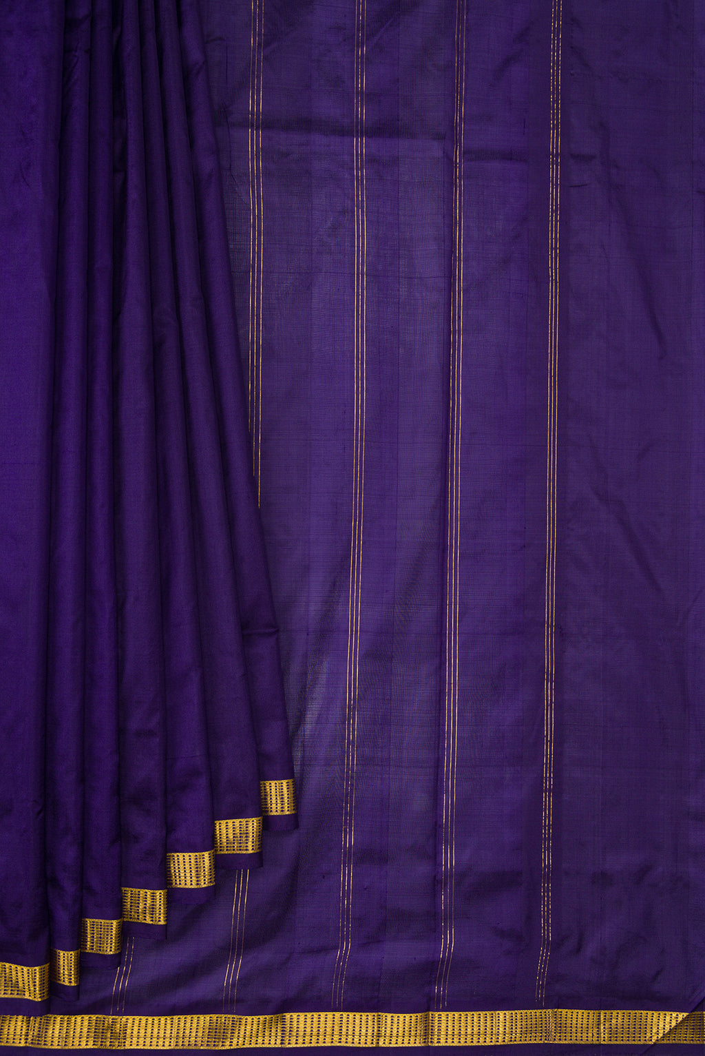 Pleats and pallu of Navy Blue Dual Tone Kanchipuram Silk Nine Yards Saree with Plain Body and Zari Border. 