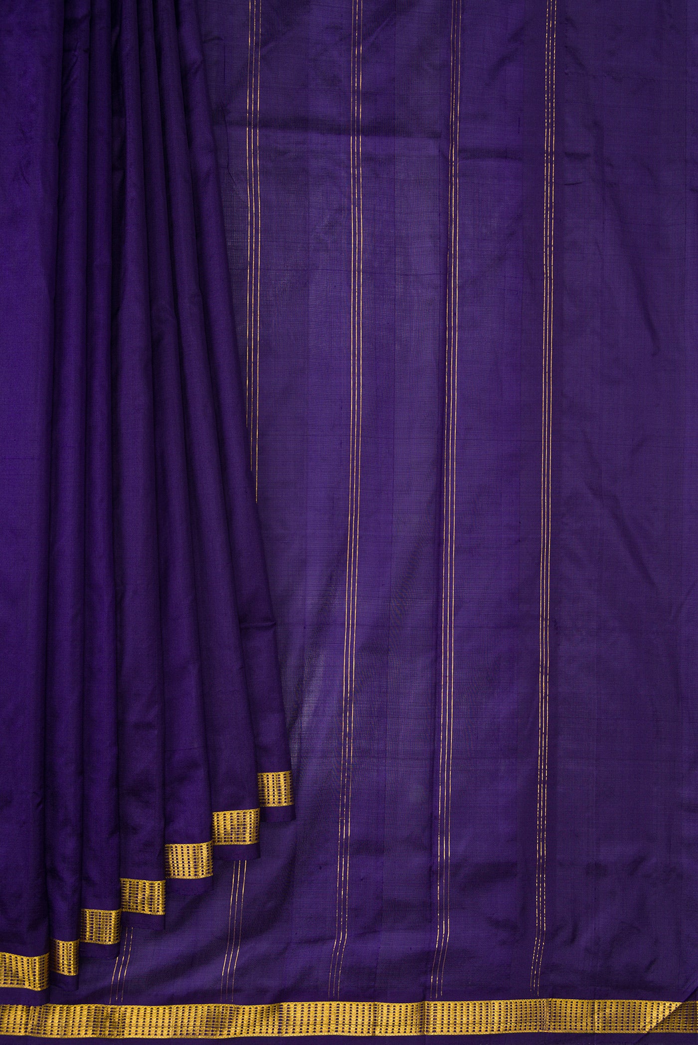 Pleats and pallu of Navy Blue Dual Tone Kanchipuram Silk Nine Yards Saree with Plain Body and Zari Border. 
