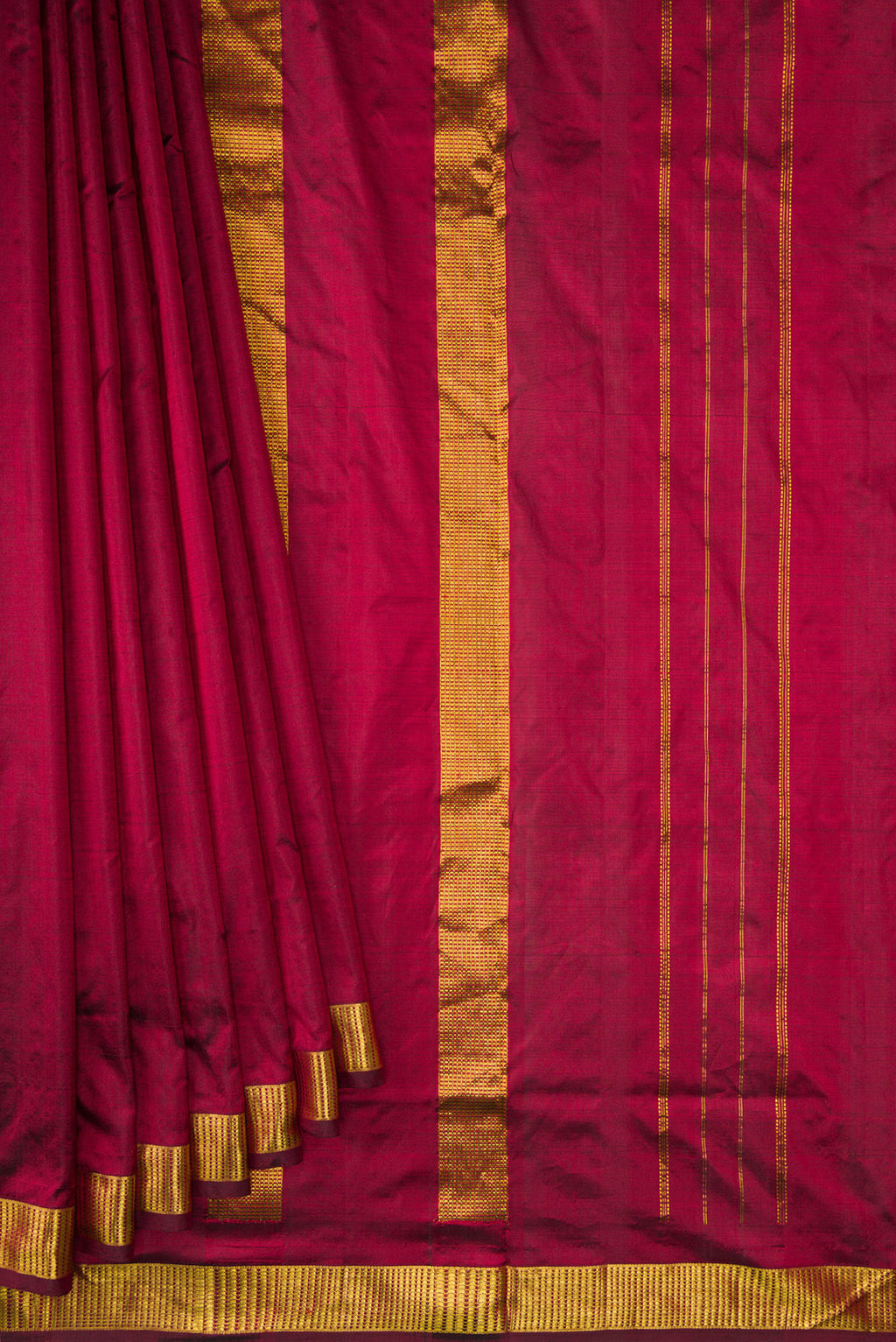 Pleats and pallu of Maroon Dual Tone Kanjivaram Silk Nine Yards Saree with Plain Body and Zari Border. 
