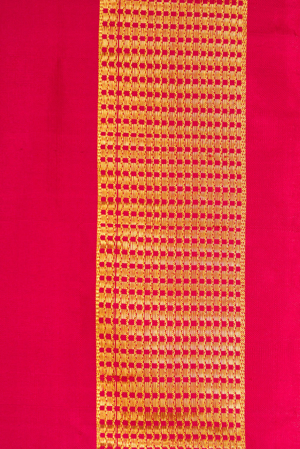 Border image of Dark Pink Dual Tone Kanchipuram Silk Nine Yards Saree with Plain Body and Zari Border. 