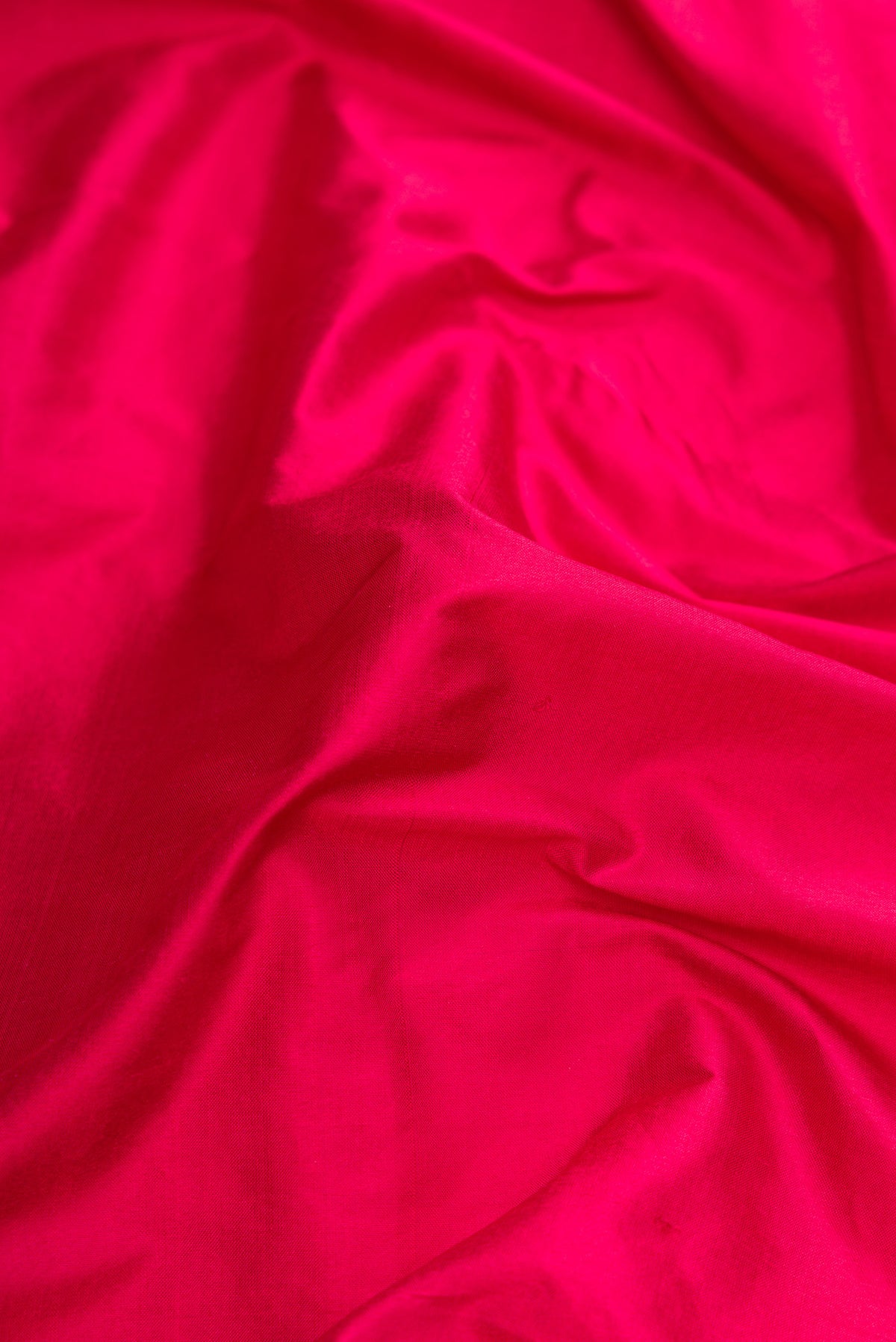 Close up of Dark Pink Dual Tone Kanchipuram Silk Nine Yards Saree with Plain Body and Zari Border.  displaying folds