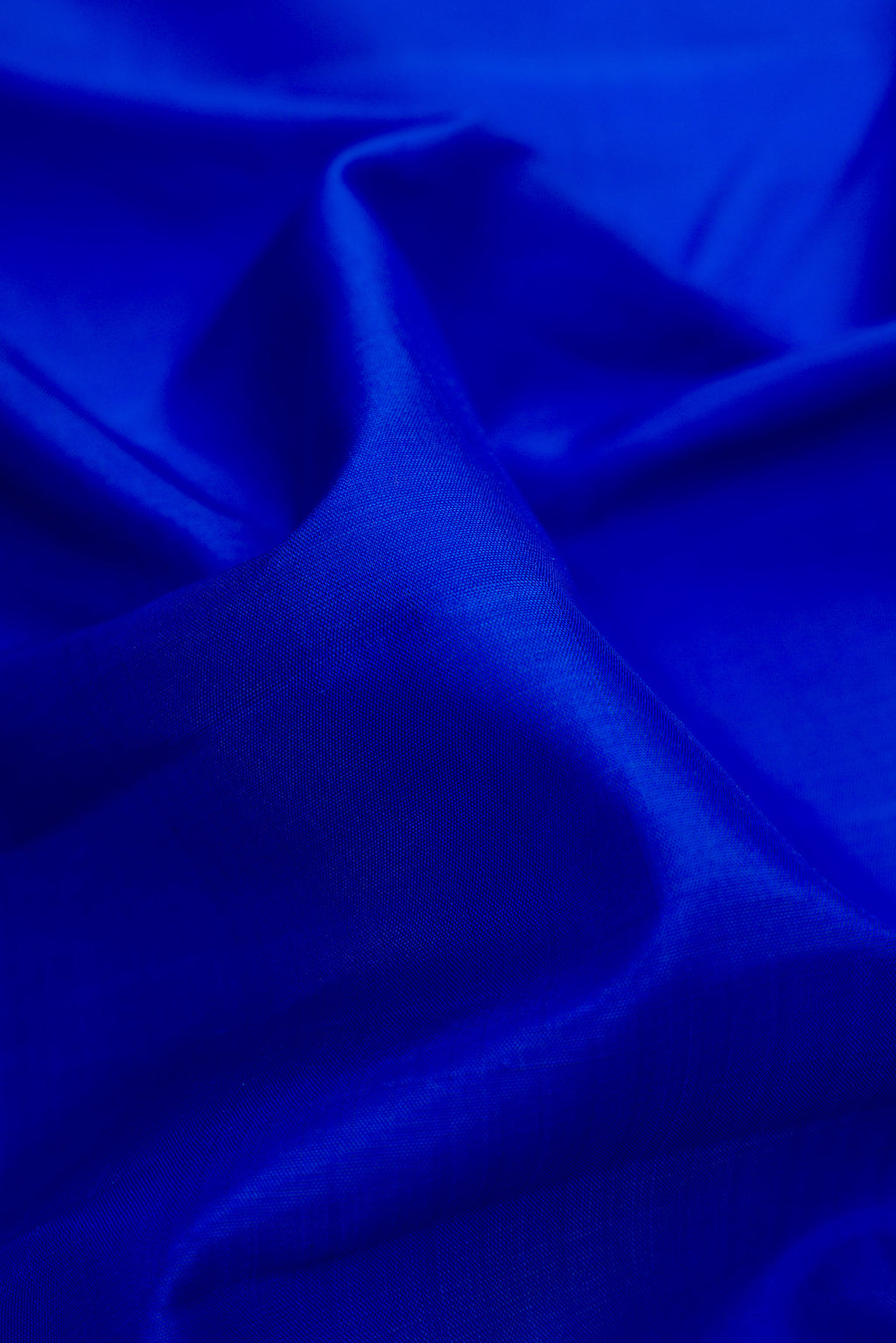 Close up of Pure Silk Pure Zari Royal Blue Dual Tone Kanchipuram Nine Yards Saree with Plain Body and Zari Border.  displaying folds