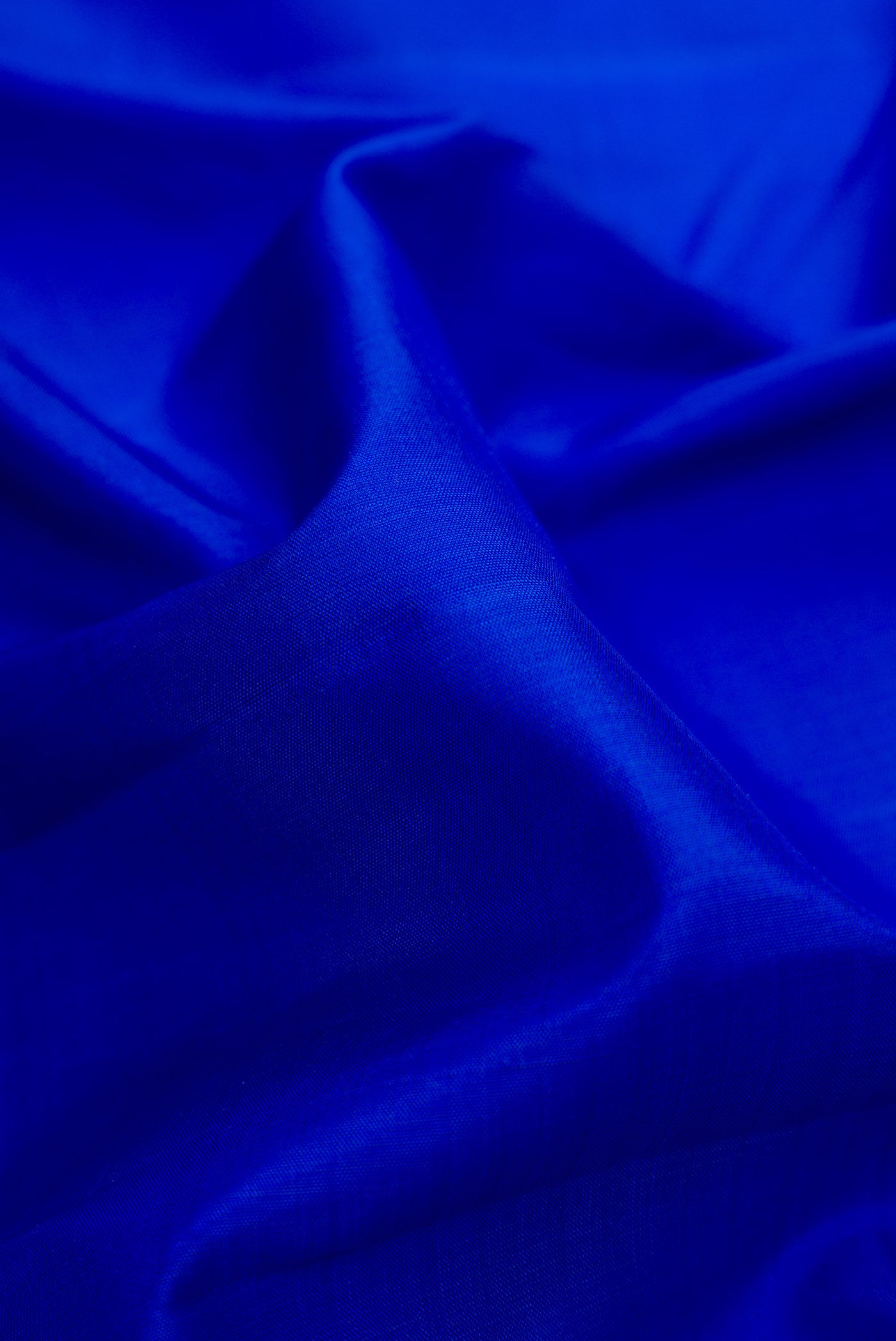 Close up of Pure Silk Pure Zari Royal Blue Dual Tone Kanchipuram Nine Yards Saree with Plain Body and Zari Border.  displaying folds