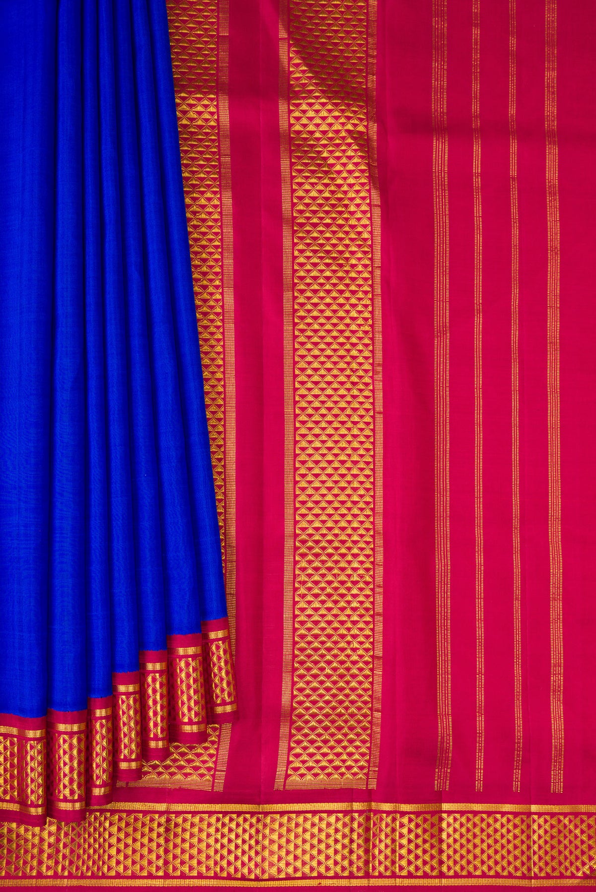 Pleats and pallu of Pure Silk Pure Zari Royal Blue Dual Tone Kanchipuram Nine Yards Saree with Plain Body and Zari Border. 