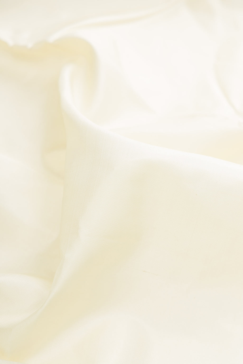 Close up of Pure Silk Off White Kanchipuram Nine Yards Saree with Plain Body and Ganga Jamuna Border.  displaying folds