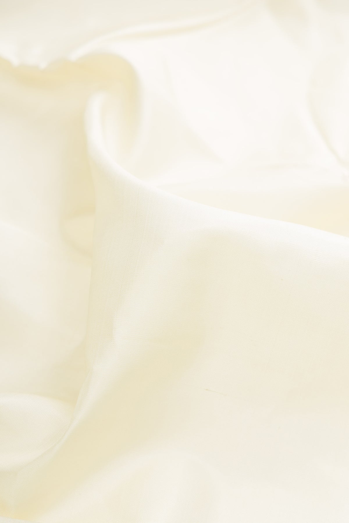 Close up of Pure Silk Off White Kanchipuram Nine Yards Saree with Plain Body and Ganga Jamuna Border.  displaying folds