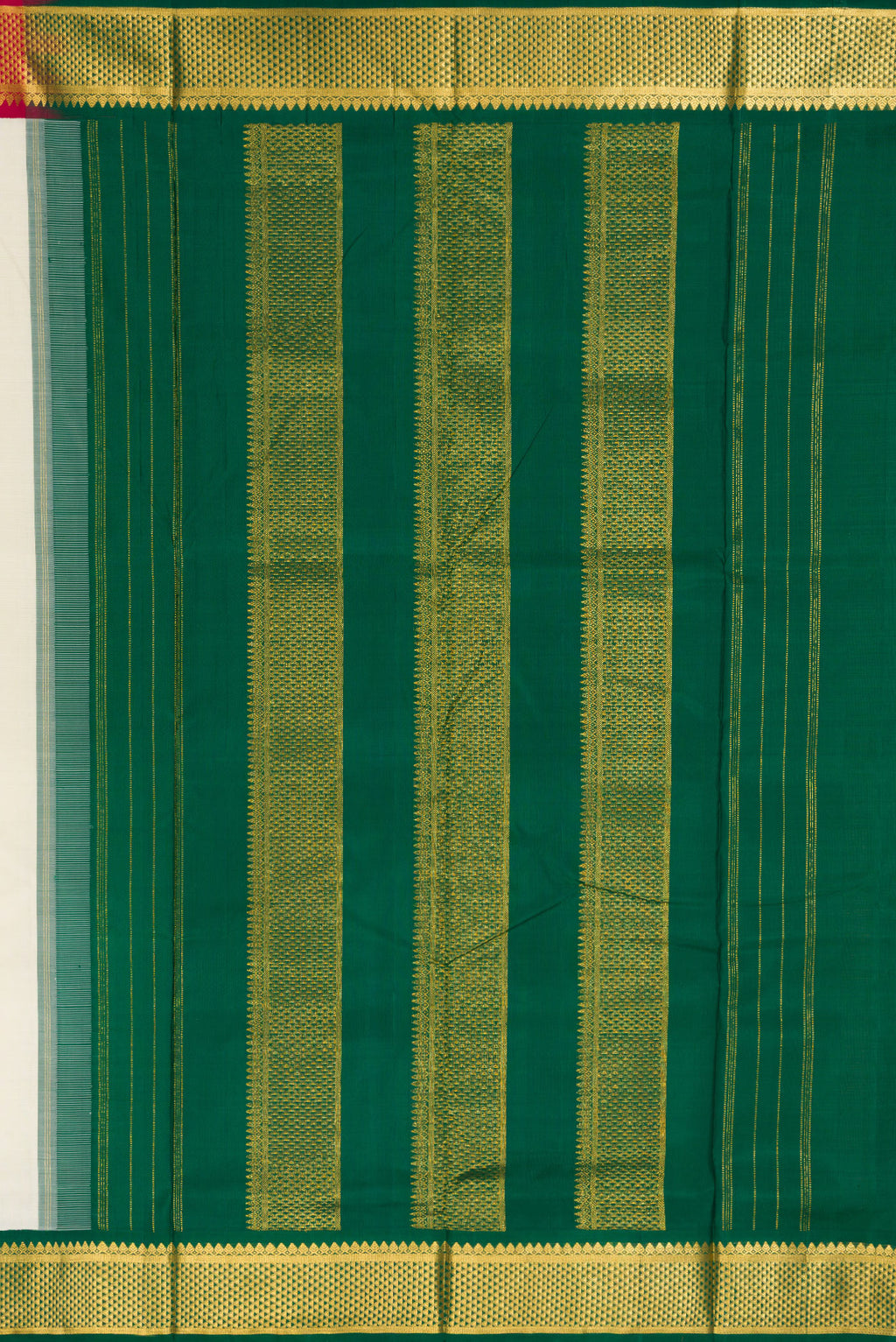 Close up image of the pallu of Pure Silk Off White Kanchipuram Nine Yards Saree with Plain Body and Ganga Jamuna Border. 