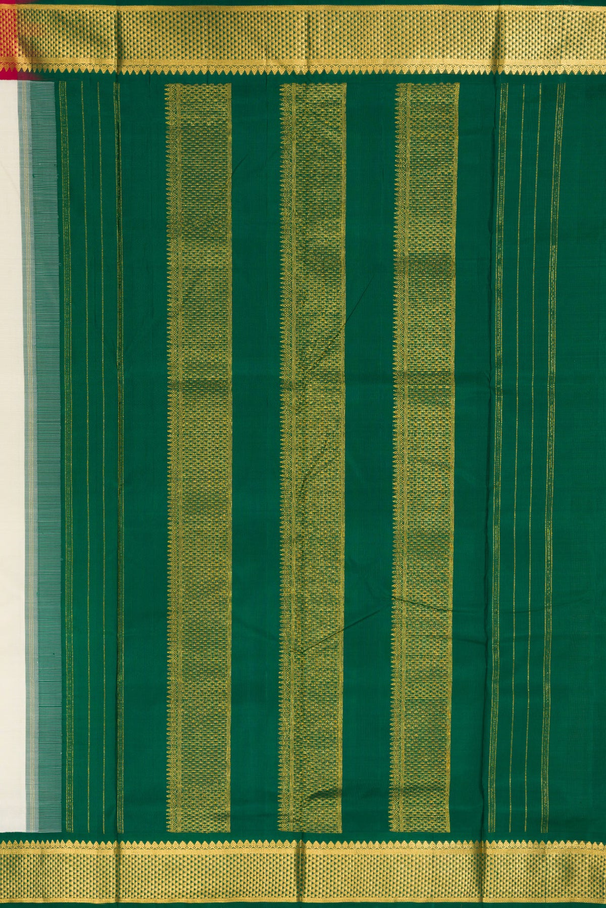 Close up image of the pallu of Pure Silk Off White Kanchipuram Nine Yards Saree with Plain Body and Ganga Jamuna Border. 