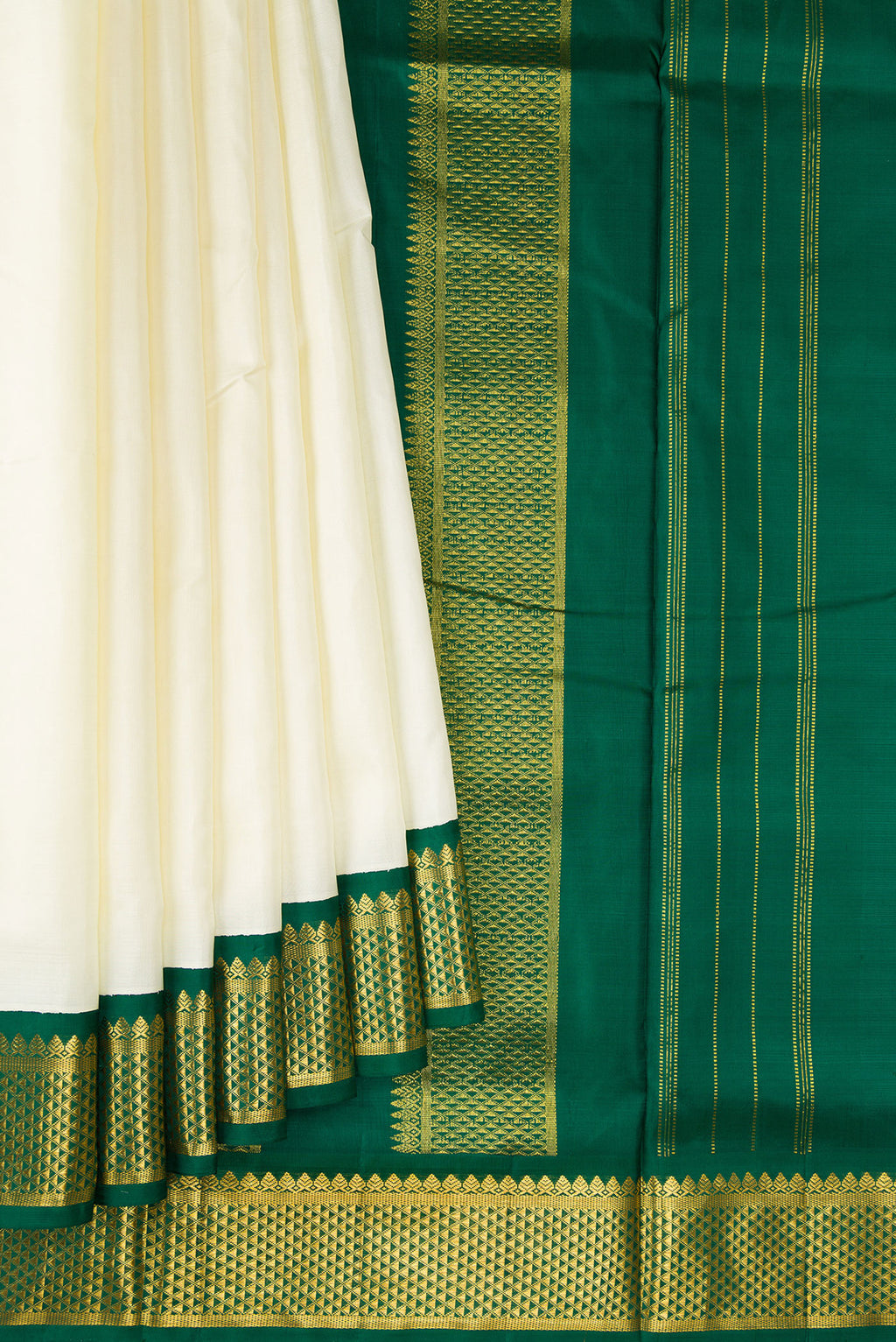 Pleats and pallu of Pure Silk Off White Kanchipuram Nine Yards Saree with Plain Body and Ganga Jamuna Border. 