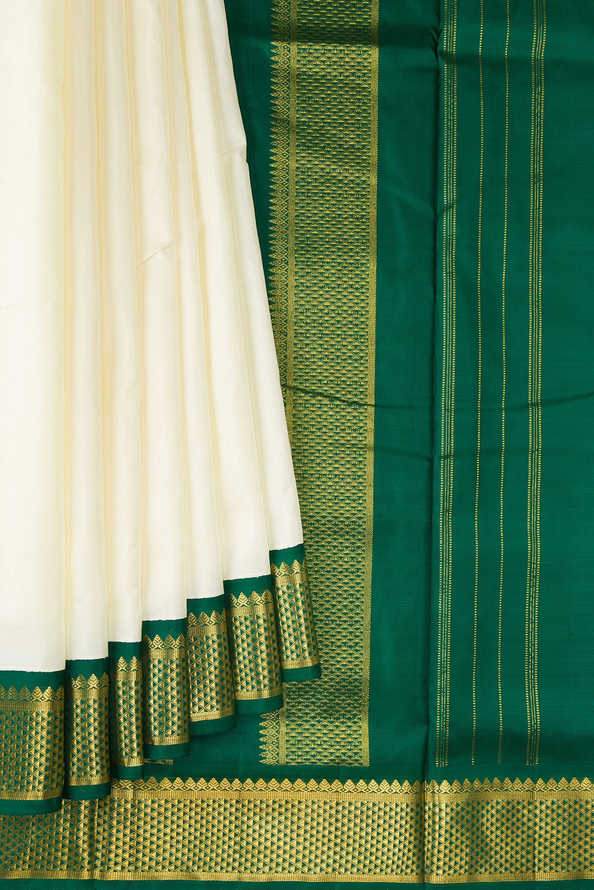 Pleats and pallu of Pure Silk Off White Kanchipuram Nine Yards Saree with Plain Body and Ganga Jamuna Border. 