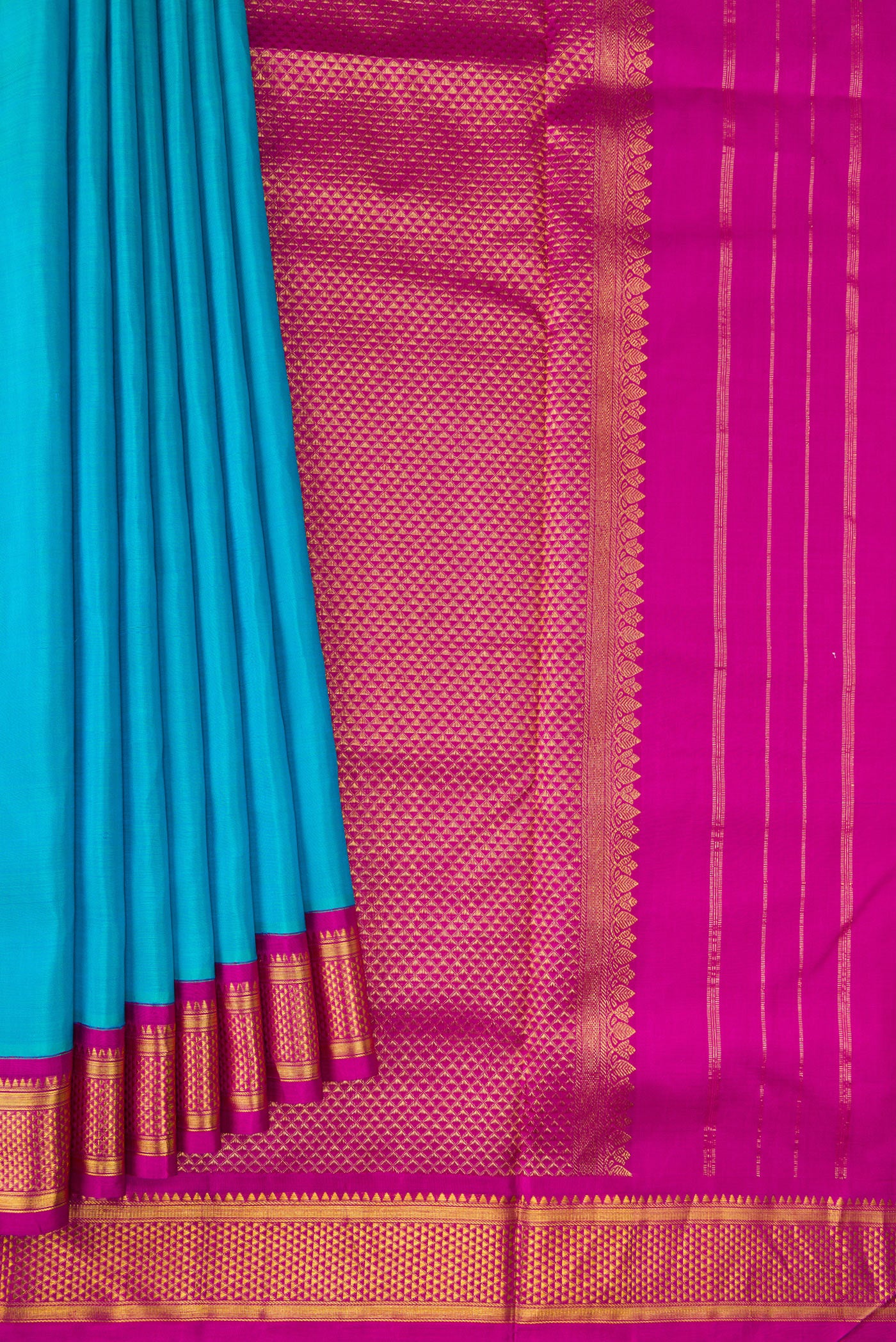 Pleats and pallu of Pure Silk Pure Zari Sky Blue Dual Tone Kanchipuram Nine Yards Saree with Plain Body and Zari Border. 