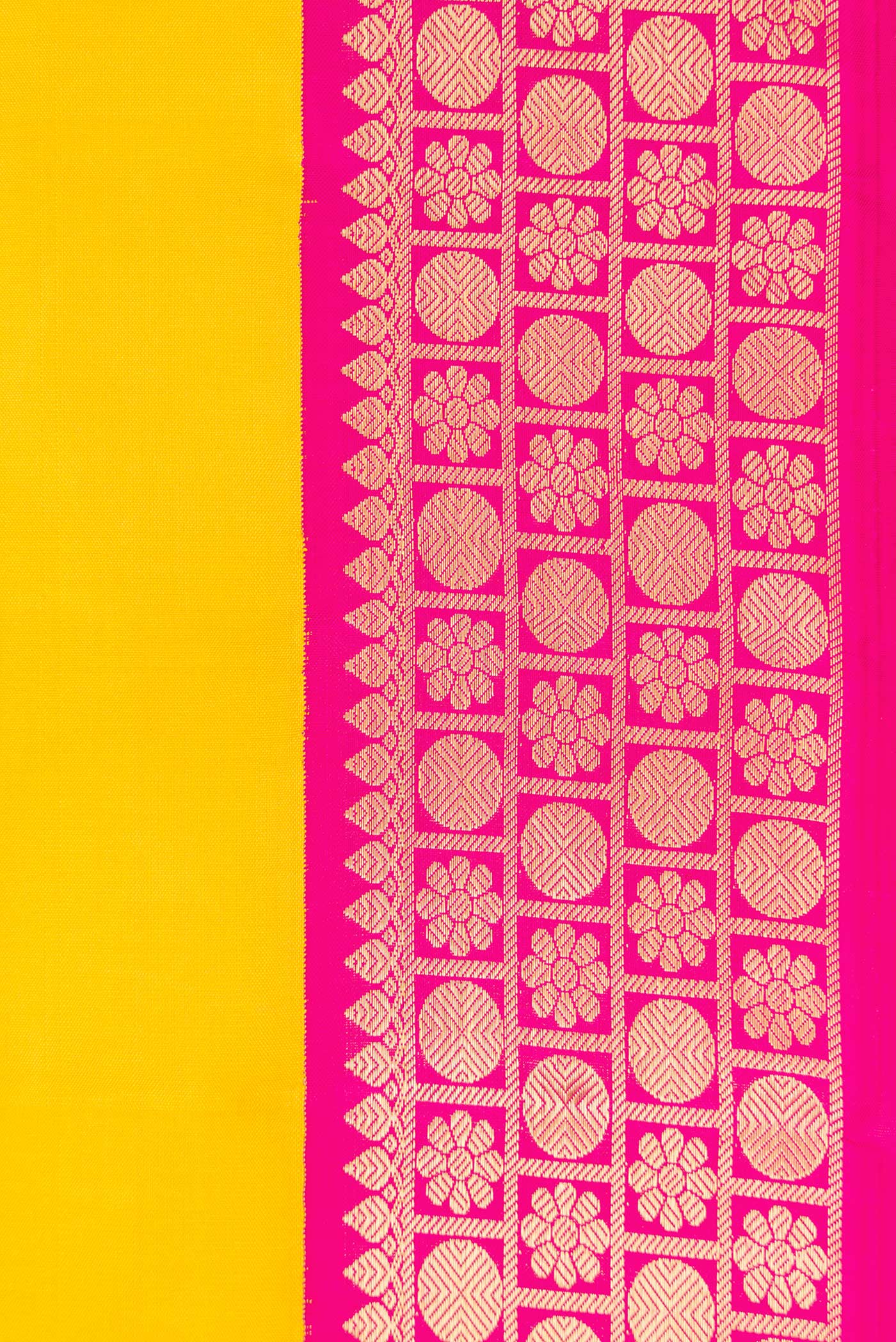 Border image of Pure Silk Pure Zari Yellow Dual Tone Kanchipuram Nine Yards Saree with Plain Body and Ganga Jamuna Border. 